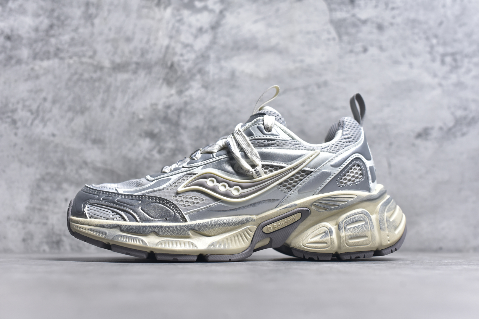 #Saucony 2k Cavalry 索康尼骑士2K系列低帮复古老爹风增高休闲运动慢跑鞋 创立至今已经125周年的Saucony一直致力于打造专业性能的跑鞋 让跑者们拥有极致的运动体验 同时大量Saucony Originals的鞋型与外观设计一直被奉为经典 它们身上的复古时尚基因影响了潮流文化的发展 引领着新世代的审美 这一次Saucony Originals带来全新2K CAVALRY「骑士鞋」从经典鞋型中出发 结合当今潮流的设计 演绎不一样的千禧魅力 在本次「House Of Saucony」快闪空间 Saucony重磅发布了全新鞋款：骑士鞋 2K CAVALRY 全新的 2K CAVALRY在Saucony人气常青鞋款Cohesion 2K的基础上重新设计 外形上2K CAVALRY延续了Cohesion 2K的基因 采用了极具辨识度的千禧年风格跑鞋廓形设计 个性且时尚 鞋面加入了大量线条勾勒 与Saucony的经典Logo完美融合 带来了层次感的同时提供了视觉冲击力 同时大底部分采用了更加夸张的厚底设计 增强了鞋子的时尚属性的同时带来了增高效果 全新的 2K CAVALRY采用了低饱和度的颜色设计 以银灰色为主 更加简约百搭 适合不同风格的年轻人 尺码：36-45-选品中心