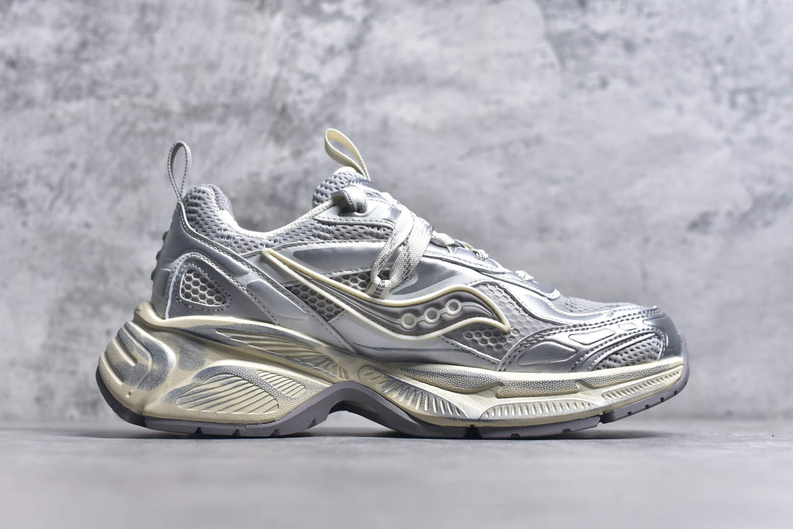 图片[3]-#Saucony 2k Cavalry 索康尼骑士2K系列低帮复古老爹风增高休闲运动慢跑鞋 创立至今已经125周年的Saucony一直致力于打造专业性能的跑鞋 让跑者们拥有极致的运动体验 同时大量Saucony Originals的鞋型与外观设计一直被奉为经典 它们身上的复古时尚基因影响了潮流文化的发展 引领着新世代的审美 这一次Saucony Originals带来全新2K CAVALRY「骑士鞋」从经典鞋型中出发 结合当今潮流的设计 演绎不一样的千禧魅力 在本次「House Of Saucony」快闪空间 Saucony重磅发布了全新鞋款：骑士鞋 2K CAVALRY 全新的 2K CAVALRY在Saucony人气常青鞋款Cohesion 2K的基础上重新设计 外形上2K CAVALRY延续了Cohesion 2K的基因 采用了极具辨识度的千禧年风格跑鞋廓形设计 个性且时尚 鞋面加入了大量线条勾勒 与Saucony的经典Logo完美融合 带来了层次感的同时提供了视觉冲击力 同时大底部分采用了更加夸张的厚底设计 增强了鞋子的时尚属性的同时带来了增高效果 全新的 2K CAVALRY采用了低饱和度的颜色设计 以银灰色为主 更加简约百搭 适合不同风格的年轻人 尺码：36-45-选品中心