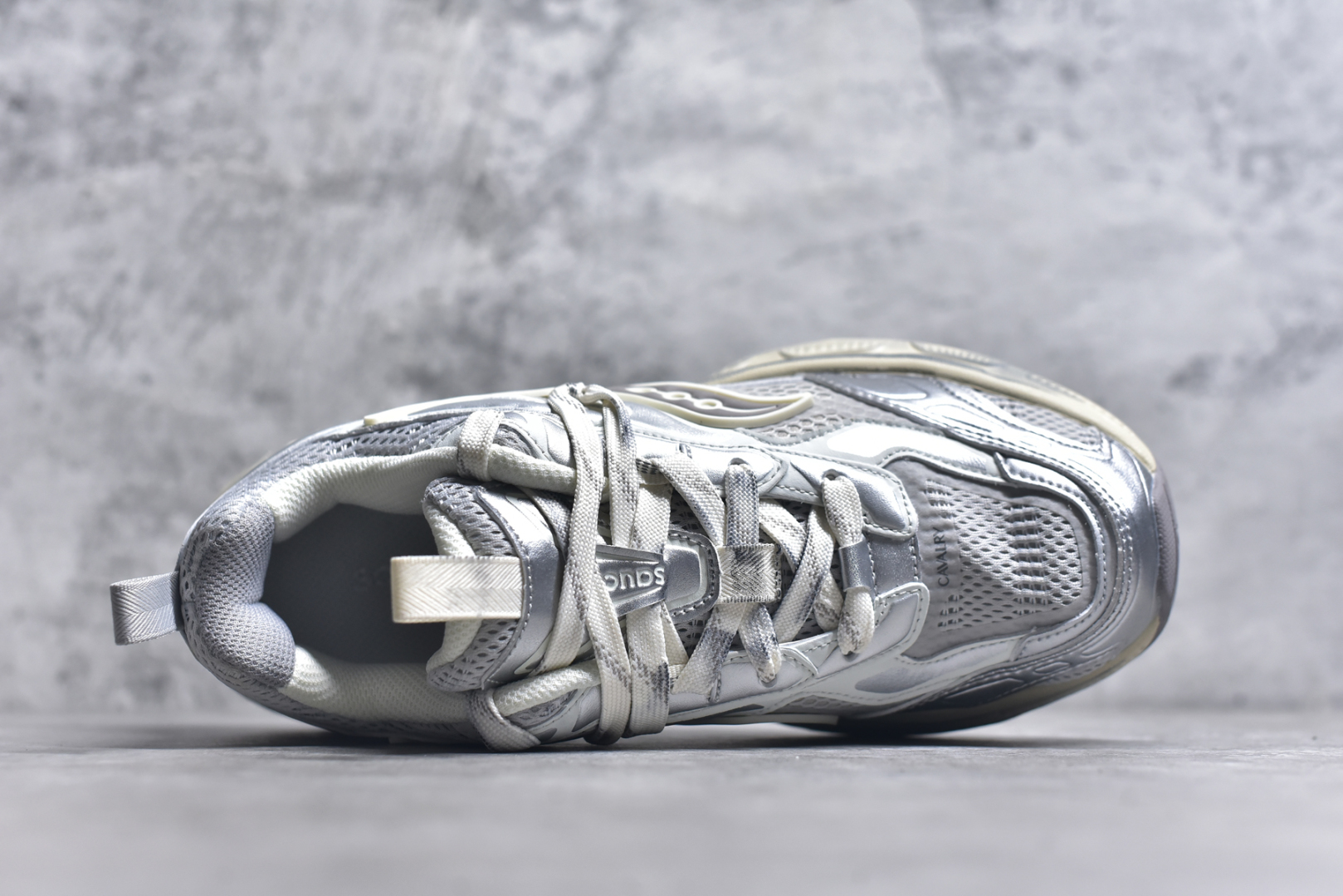 图片[4]-#Saucony 2k Cavalry 索康尼骑士2K系列低帮复古老爹风增高休闲运动慢跑鞋 创立至今已经125周年的Saucony一直致力于打造专业性能的跑鞋 让跑者们拥有极致的运动体验 同时大量Saucony Originals的鞋型与外观设计一直被奉为经典 它们身上的复古时尚基因影响了潮流文化的发展 引领着新世代的审美 这一次Saucony Originals带来全新2K CAVALRY「骑士鞋」从经典鞋型中出发 结合当今潮流的设计 演绎不一样的千禧魅力 在本次「House Of Saucony」快闪空间 Saucony重磅发布了全新鞋款：骑士鞋 2K CAVALRY 全新的 2K CAVALRY在Saucony人气常青鞋款Cohesion 2K的基础上重新设计 外形上2K CAVALRY延续了Cohesion 2K的基因 采用了极具辨识度的千禧年风格跑鞋廓形设计 个性且时尚 鞋面加入了大量线条勾勒 与Saucony的经典Logo完美融合 带来了层次感的同时提供了视觉冲击力 同时大底部分采用了更加夸张的厚底设计 增强了鞋子的时尚属性的同时带来了增高效果 全新的 2K CAVALRY采用了低饱和度的颜色设计 以银灰色为主 更加简约百搭 适合不同风格的年轻人 尺码：36-45-选品中心