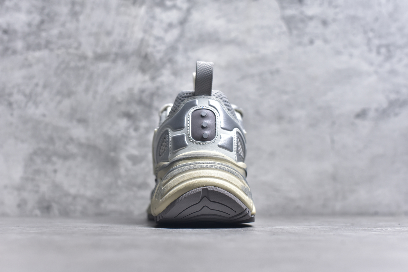 图片[5]-#Saucony 2k Cavalry 索康尼骑士2K系列低帮复古老爹风增高休闲运动慢跑鞋 创立至今已经125周年的Saucony一直致力于打造专业性能的跑鞋 让跑者们拥有极致的运动体验 同时大量Saucony Originals的鞋型与外观设计一直被奉为经典 它们身上的复古时尚基因影响了潮流文化的发展 引领着新世代的审美 这一次Saucony Originals带来全新2K CAVALRY「骑士鞋」从经典鞋型中出发 结合当今潮流的设计 演绎不一样的千禧魅力 在本次「House Of Saucony」快闪空间 Saucony重磅发布了全新鞋款：骑士鞋 2K CAVALRY 全新的 2K CAVALRY在Saucony人气常青鞋款Cohesion 2K的基础上重新设计 外形上2K CAVALRY延续了Cohesion 2K的基因 采用了极具辨识度的千禧年风格跑鞋廓形设计 个性且时尚 鞋面加入了大量线条勾勒 与Saucony的经典Logo完美融合 带来了层次感的同时提供了视觉冲击力 同时大底部分采用了更加夸张的厚底设计 增强了鞋子的时尚属性的同时带来了增高效果 全新的 2K CAVALRY采用了低饱和度的颜色设计 以银灰色为主 更加简约百搭 适合不同风格的年轻人 尺码：36-45-选品中心