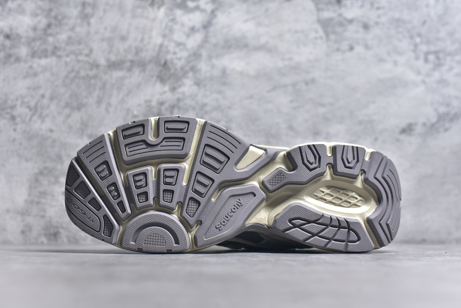 图片[6]-#Saucony 2k Cavalry 索康尼骑士2K系列低帮复古老爹风增高休闲运动慢跑鞋 创立至今已经125周年的Saucony一直致力于打造专业性能的跑鞋 让跑者们拥有极致的运动体验 同时大量Saucony Originals的鞋型与外观设计一直被奉为经典 它们身上的复古时尚基因影响了潮流文化的发展 引领着新世代的审美 这一次Saucony Originals带来全新2K CAVALRY「骑士鞋」从经典鞋型中出发 结合当今潮流的设计 演绎不一样的千禧魅力 在本次「House Of Saucony」快闪空间 Saucony重磅发布了全新鞋款：骑士鞋 2K CAVALRY 全新的 2K CAVALRY在Saucony人气常青鞋款Cohesion 2K的基础上重新设计 外形上2K CAVALRY延续了Cohesion 2K的基因 采用了极具辨识度的千禧年风格跑鞋廓形设计 个性且时尚 鞋面加入了大量线条勾勒 与Saucony的经典Logo完美融合 带来了层次感的同时提供了视觉冲击力 同时大底部分采用了更加夸张的厚底设计 增强了鞋子的时尚属性的同时带来了增高效果 全新的 2K CAVALRY采用了低饱和度的颜色设计 以银灰色为主 更加简约百搭 适合不同风格的年轻人 尺码：36-45-选品中心