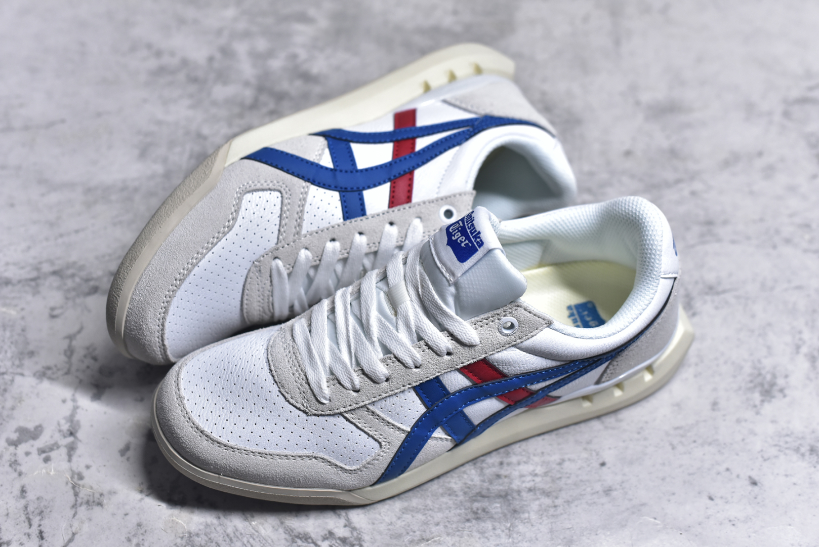 图片[7]-#Asics Onitsuka Tiger Ultimate 81 EX 亚瑟士终极系列低帮复古风百搭皮革休闲运动慢跑鞋 采用软质荔枝纹牛培皮鞋面材质 配置OrthoLite鞋垫 轻质Eva缓震组合耐磨橡胶外底 Onitsuka Tiger 鬼塚虎 ULTIMATE 81EX 1183B510 中性款运动鞋 鞋跟底部的缓震孔设计以及TPU后跟保护片强化稳定性 造就合乎新时代高性能运动鞋标准的现代鞋款 牛皮革鞋面 FLYTEFOAM Propel中底增强缓震性与回弹性 鞋跟处采用fuzeGEL缓震胶科技 强化缓震 OrthoLite鞋垫 进一步强化缓震Gel-Kayano超轻量专业运动慢跑鞋 货号：1183B510 尺码：35.5-45-选品中心