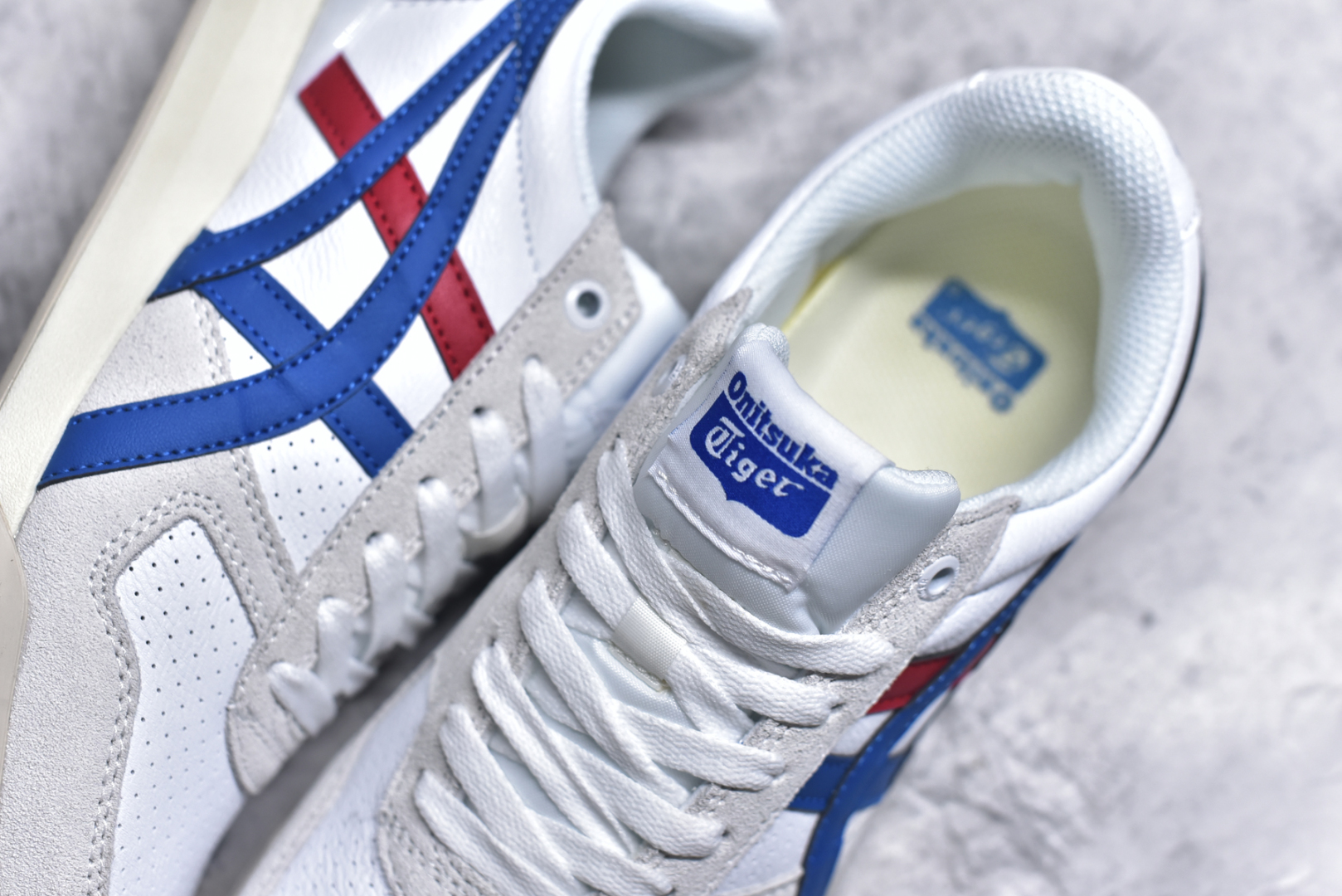 图片[9]-#Asics Onitsuka Tiger Ultimate 81 EX 亚瑟士终极系列低帮复古风百搭皮革休闲运动慢跑鞋 采用软质荔枝纹牛培皮鞋面材质 配置OrthoLite鞋垫 轻质Eva缓震组合耐磨橡胶外底 Onitsuka Tiger 鬼塚虎 ULTIMATE 81EX 1183B510 中性款运动鞋 鞋跟底部的缓震孔设计以及TPU后跟保护片强化稳定性 造就合乎新时代高性能运动鞋标准的现代鞋款 牛皮革鞋面 FLYTEFOAM Propel中底增强缓震性与回弹性 鞋跟处采用fuzeGEL缓震胶科技 强化缓震 OrthoLite鞋垫 进一步强化缓震Gel-Kayano超轻量专业运动慢跑鞋 货号：1183B510 尺码：35.5-45-选品中心