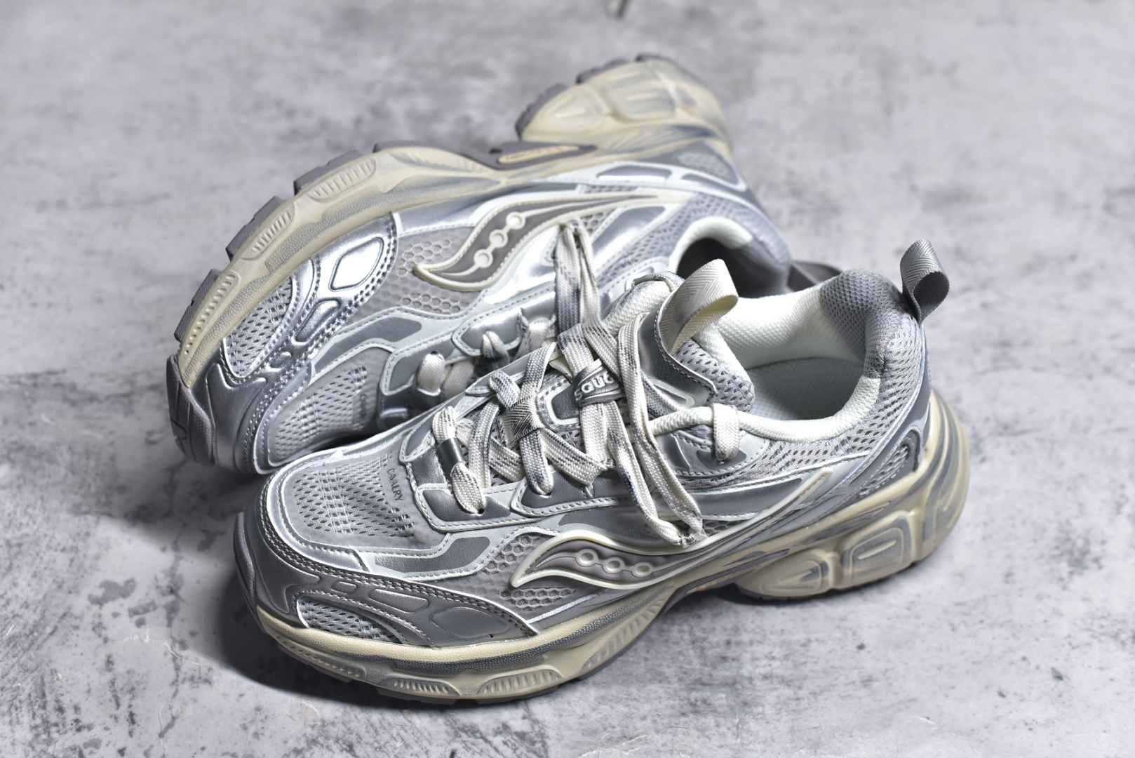 图片[7]-#Saucony 2k Cavalry 索康尼骑士2K系列低帮复古老爹风增高休闲运动慢跑鞋 创立至今已经125周年的Saucony一直致力于打造专业性能的跑鞋 让跑者们拥有极致的运动体验 同时大量Saucony Originals的鞋型与外观设计一直被奉为经典 它们身上的复古时尚基因影响了潮流文化的发展 引领着新世代的审美 这一次Saucony Originals带来全新2K CAVALRY「骑士鞋」从经典鞋型中出发 结合当今潮流的设计 演绎不一样的千禧魅力 在本次「House Of Saucony」快闪空间 Saucony重磅发布了全新鞋款：骑士鞋 2K CAVALRY 全新的 2K CAVALRY在Saucony人气常青鞋款Cohesion 2K的基础上重新设计 外形上2K CAVALRY延续了Cohesion 2K的基因 采用了极具辨识度的千禧年风格跑鞋廓形设计 个性且时尚 鞋面加入了大量线条勾勒 与Saucony的经典Logo完美融合 带来了层次感的同时提供了视觉冲击力 同时大底部分采用了更加夸张的厚底设计 增强了鞋子的时尚属性的同时带来了增高效果 全新的 2K CAVALRY采用了低饱和度的颜色设计 以银灰色为主 更加简约百搭 适合不同风格的年轻人 尺码：36-45-选品中心