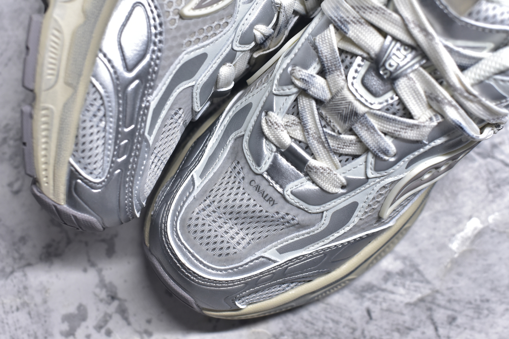 图片[8]-#Saucony 2k Cavalry 索康尼骑士2K系列低帮复古老爹风增高休闲运动慢跑鞋 创立至今已经125周年的Saucony一直致力于打造专业性能的跑鞋 让跑者们拥有极致的运动体验 同时大量Saucony Originals的鞋型与外观设计一直被奉为经典 它们身上的复古时尚基因影响了潮流文化的发展 引领着新世代的审美 这一次Saucony Originals带来全新2K CAVALRY「骑士鞋」从经典鞋型中出发 结合当今潮流的设计 演绎不一样的千禧魅力 在本次「House Of Saucony」快闪空间 Saucony重磅发布了全新鞋款：骑士鞋 2K CAVALRY 全新的 2K CAVALRY在Saucony人气常青鞋款Cohesion 2K的基础上重新设计 外形上2K CAVALRY延续了Cohesion 2K的基因 采用了极具辨识度的千禧年风格跑鞋廓形设计 个性且时尚 鞋面加入了大量线条勾勒 与Saucony的经典Logo完美融合 带来了层次感的同时提供了视觉冲击力 同时大底部分采用了更加夸张的厚底设计 增强了鞋子的时尚属性的同时带来了增高效果 全新的 2K CAVALRY采用了低饱和度的颜色设计 以银灰色为主 更加简约百搭 适合不同风格的年轻人 尺码：36-45-选品中心