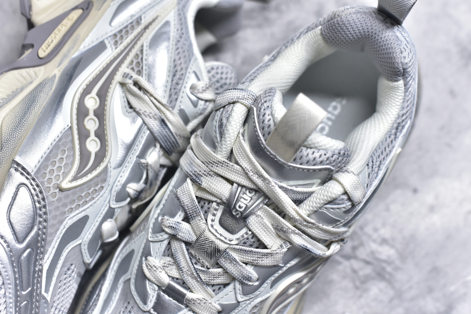 图片[9]-#Saucony 2k Cavalry 索康尼骑士2K系列低帮复古老爹风增高休闲运动慢跑鞋 创立至今已经125周年的Saucony一直致力于打造专业性能的跑鞋 让跑者们拥有极致的运动体验 同时大量Saucony Originals的鞋型与外观设计一直被奉为经典 它们身上的复古时尚基因影响了潮流文化的发展 引领着新世代的审美 这一次Saucony Originals带来全新2K CAVALRY「骑士鞋」从经典鞋型中出发 结合当今潮流的设计 演绎不一样的千禧魅力 在本次「House Of Saucony」快闪空间 Saucony重磅发布了全新鞋款：骑士鞋 2K CAVALRY 全新的 2K CAVALRY在Saucony人气常青鞋款Cohesion 2K的基础上重新设计 外形上2K CAVALRY延续了Cohesion 2K的基因 采用了极具辨识度的千禧年风格跑鞋廓形设计 个性且时尚 鞋面加入了大量线条勾勒 与Saucony的经典Logo完美融合 带来了层次感的同时提供了视觉冲击力 同时大底部分采用了更加夸张的厚底设计 增强了鞋子的时尚属性的同时带来了增高效果 全新的 2K CAVALRY采用了低饱和度的颜色设计 以银灰色为主 更加简约百搭 适合不同风格的年轻人 尺码：36-45-选品中心