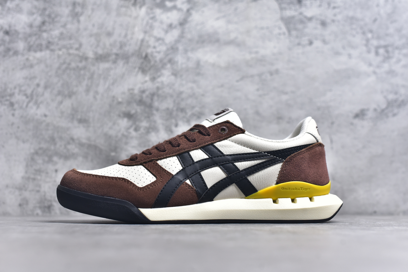 #Asics Onitsuka Tiger Ultimate 81 EX 亚瑟士终极系列低帮复古风百搭皮革休闲运动慢跑鞋 采用软质荔枝纹牛培皮鞋面材质 配置OrthoLite鞋垫 轻质Eva缓震组合耐磨橡胶外底 Onitsuka Tiger 鬼塚虎 ULTIMATE 81EX 1183B510 中性款运动鞋 鞋跟底部的缓震孔设计以及TPU后跟保护片强化稳定性 造就合乎新时代高性能运动鞋标准的现代鞋款 牛皮革鞋面 FLYTEFOAM Propel中底增强缓震性与回弹性 鞋跟处采用fuzeGEL缓震胶科技 强化缓震 OrthoLite鞋垫 进一步强化缓震Gel-Kayano超轻量专业运动慢跑鞋 货号：1183B510 尺码：35.5-45-选品中心
