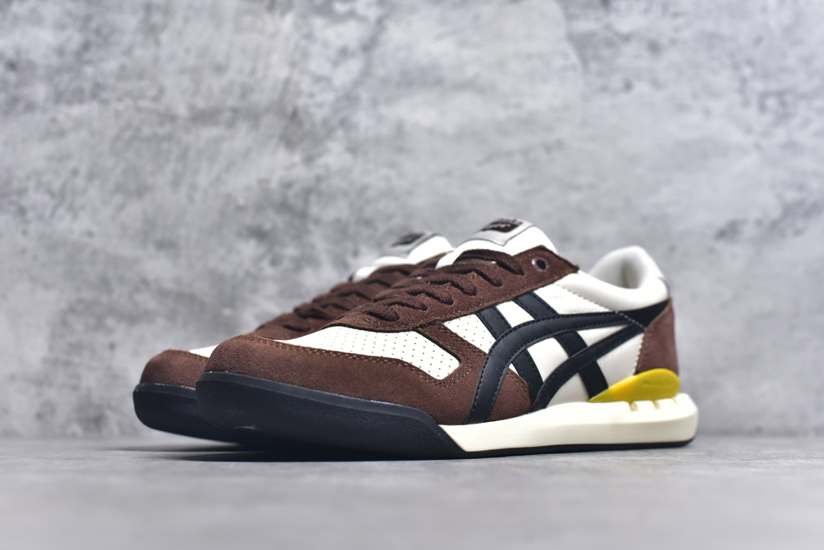 图片[2]-#Asics Onitsuka Tiger Ultimate 81 EX 亚瑟士终极系列低帮复古风百搭皮革休闲运动慢跑鞋 采用软质荔枝纹牛培皮鞋面材质 配置OrthoLite鞋垫 轻质Eva缓震组合耐磨橡胶外底 Onitsuka Tiger 鬼塚虎 ULTIMATE 81EX 1183B510 中性款运动鞋 鞋跟底部的缓震孔设计以及TPU后跟保护片强化稳定性 造就合乎新时代高性能运动鞋标准的现代鞋款 牛皮革鞋面 FLYTEFOAM Propel中底增强缓震性与回弹性 鞋跟处采用fuzeGEL缓震胶科技 强化缓震 OrthoLite鞋垫 进一步强化缓震Gel-Kayano超轻量专业运动慢跑鞋 货号：1183B510 尺码：35.5-45-选品中心