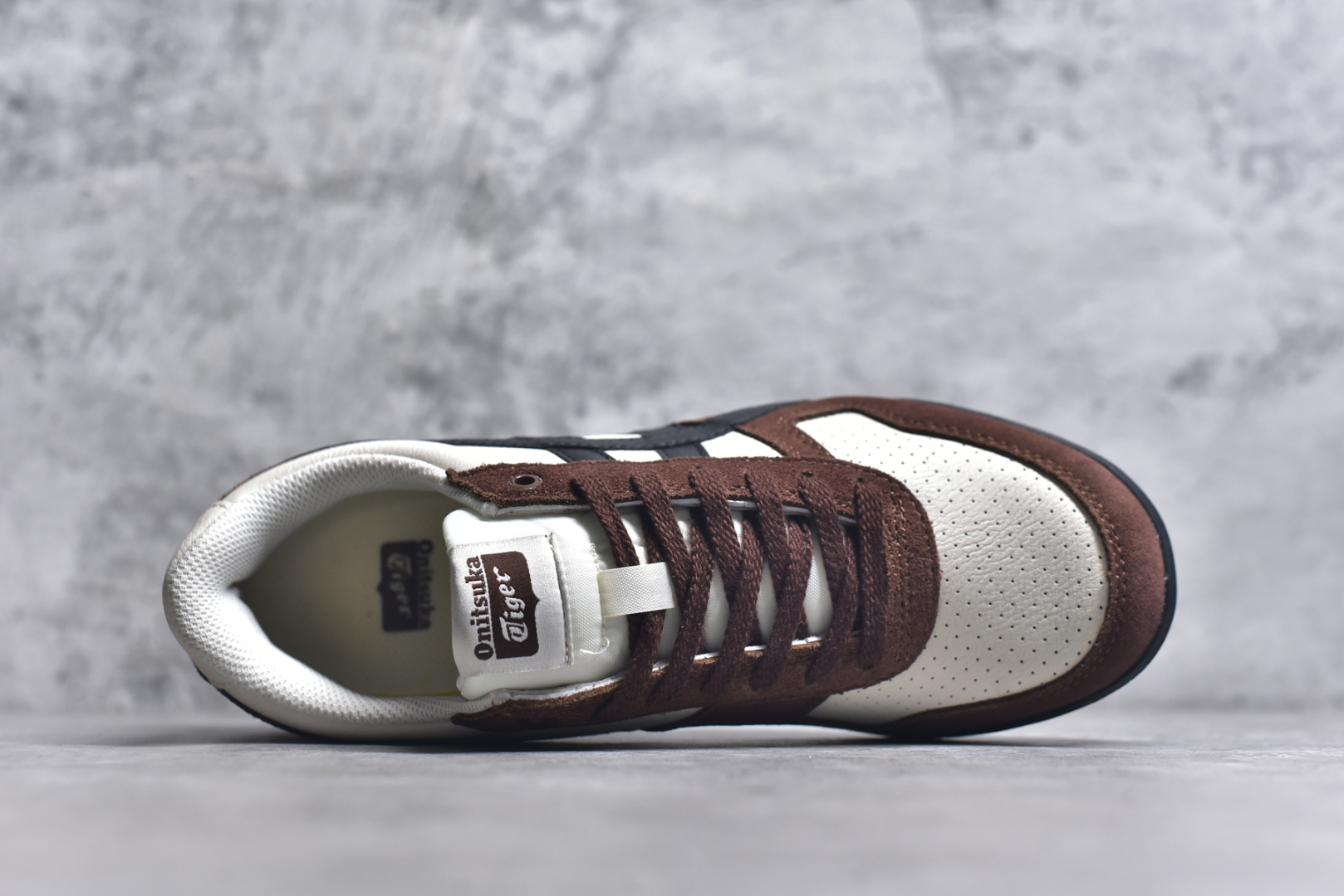 图片[4]-#Asics Onitsuka Tiger Ultimate 81 EX 亚瑟士终极系列低帮复古风百搭皮革休闲运动慢跑鞋 采用软质荔枝纹牛培皮鞋面材质 配置OrthoLite鞋垫 轻质Eva缓震组合耐磨橡胶外底 Onitsuka Tiger 鬼塚虎 ULTIMATE 81EX 1183B510 中性款运动鞋 鞋跟底部的缓震孔设计以及TPU后跟保护片强化稳定性 造就合乎新时代高性能运动鞋标准的现代鞋款 牛皮革鞋面 FLYTEFOAM Propel中底增强缓震性与回弹性 鞋跟处采用fuzeGEL缓震胶科技 强化缓震 OrthoLite鞋垫 进一步强化缓震Gel-Kayano超轻量专业运动慢跑鞋 货号：1183B510 尺码：35.5-45-选品中心