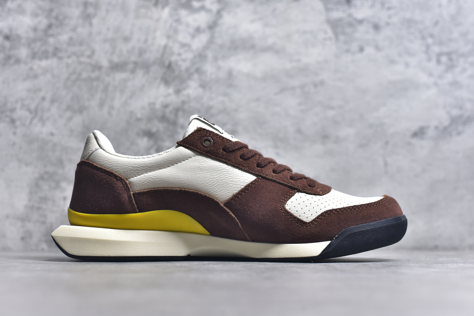 图片[3]-#Asics Onitsuka Tiger Ultimate 81 EX 亚瑟士终极系列低帮复古风百搭皮革休闲运动慢跑鞋 采用软质荔枝纹牛培皮鞋面材质 配置OrthoLite鞋垫 轻质Eva缓震组合耐磨橡胶外底 Onitsuka Tiger 鬼塚虎 ULTIMATE 81EX 1183B510 中性款运动鞋 鞋跟底部的缓震孔设计以及TPU后跟保护片强化稳定性 造就合乎新时代高性能运动鞋标准的现代鞋款 牛皮革鞋面 FLYTEFOAM Propel中底增强缓震性与回弹性 鞋跟处采用fuzeGEL缓震胶科技 强化缓震 OrthoLite鞋垫 进一步强化缓震Gel-Kayano超轻量专业运动慢跑鞋 货号：1183B510 尺码：35.5-45-选品中心