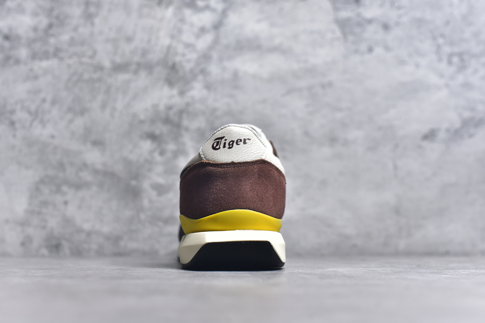 图片[5]-#Asics Onitsuka Tiger Ultimate 81 EX 亚瑟士终极系列低帮复古风百搭皮革休闲运动慢跑鞋 采用软质荔枝纹牛培皮鞋面材质 配置OrthoLite鞋垫 轻质Eva缓震组合耐磨橡胶外底 Onitsuka Tiger 鬼塚虎 ULTIMATE 81EX 1183B510 中性款运动鞋 鞋跟底部的缓震孔设计以及TPU后跟保护片强化稳定性 造就合乎新时代高性能运动鞋标准的现代鞋款 牛皮革鞋面 FLYTEFOAM Propel中底增强缓震性与回弹性 鞋跟处采用fuzeGEL缓震胶科技 强化缓震 OrthoLite鞋垫 进一步强化缓震Gel-Kayano超轻量专业运动慢跑鞋 货号：1183B510 尺码：35.5-45-选品中心