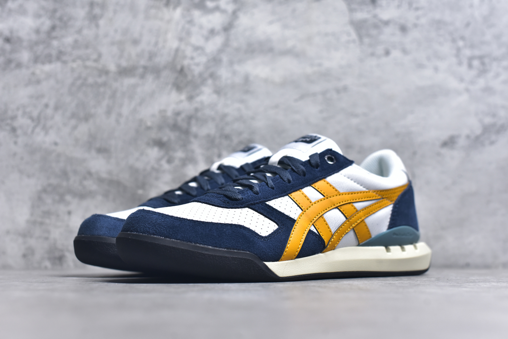 图片[2]-#Asics Onitsuka Tiger Ultimate 81 EX 亚瑟士终极系列低帮复古风百搭皮革休闲运动慢跑鞋 采用软质荔枝纹牛培皮鞋面材质 配置OrthoLite鞋垫 轻质Eva缓震组合耐磨橡胶外底 Onitsuka Tiger 鬼塚虎 ULTIMATE 81EX 1183B510 中性款运动鞋 鞋跟底部的缓震孔设计以及TPU后跟保护片强化稳定性 造就合乎新时代高性能运动鞋标准的现代鞋款 牛皮革鞋面 FLYTEFOAM Propel中底增强缓震性与回弹性 鞋跟处采用fuzeGEL缓震胶科技 强化缓震 OrthoLite鞋垫 进一步强化缓震Gel-Kayano超轻量专业运动慢跑鞋 货号：1183B510 尺码：35.5-45-选品中心