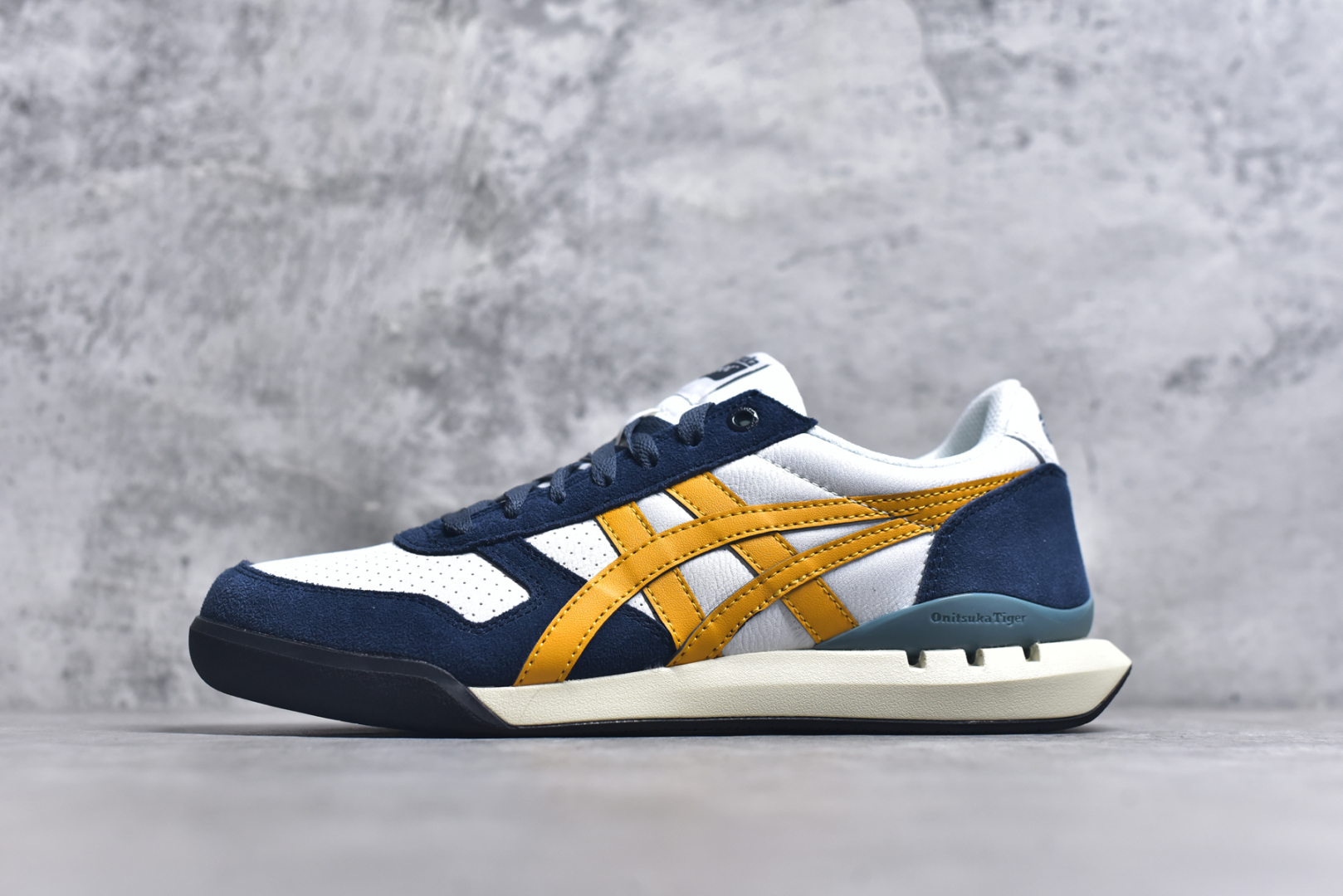 #Asics Onitsuka Tiger Ultimate 81 EX 亚瑟士终极系列低帮复古风百搭皮革休闲运动慢跑鞋 采用软质荔枝纹牛培皮鞋面材质 配置OrthoLite鞋垫 轻质Eva缓震组合耐磨橡胶外底 Onitsuka Tiger 鬼塚虎 ULTIMATE 81EX 1183B510 中性款运动鞋 鞋跟底部的缓震孔设计以及TPU后跟保护片强化稳定性 造就合乎新时代高性能运动鞋标准的现代鞋款 牛皮革鞋面 FLYTEFOAM Propel中底增强缓震性与回弹性 鞋跟处采用fuzeGEL缓震胶科技 强化缓震 OrthoLite鞋垫 进一步强化缓震Gel-Kayano超轻量专业运动慢跑鞋 货号：1183B510 尺码：35.5-45-选品中心