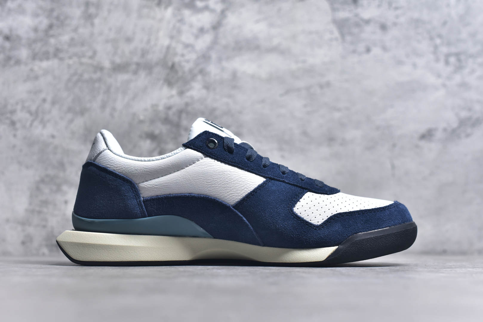 图片[3]-#Asics Onitsuka Tiger Ultimate 81 EX 亚瑟士终极系列低帮复古风百搭皮革休闲运动慢跑鞋 采用软质荔枝纹牛培皮鞋面材质 配置OrthoLite鞋垫 轻质Eva缓震组合耐磨橡胶外底 Onitsuka Tiger 鬼塚虎 ULTIMATE 81EX 1183B510 中性款运动鞋 鞋跟底部的缓震孔设计以及TPU后跟保护片强化稳定性 造就合乎新时代高性能运动鞋标准的现代鞋款 牛皮革鞋面 FLYTEFOAM Propel中底增强缓震性与回弹性 鞋跟处采用fuzeGEL缓震胶科技 强化缓震 OrthoLite鞋垫 进一步强化缓震Gel-Kayano超轻量专业运动慢跑鞋 货号：1183B510 尺码：35.5-45-选品中心