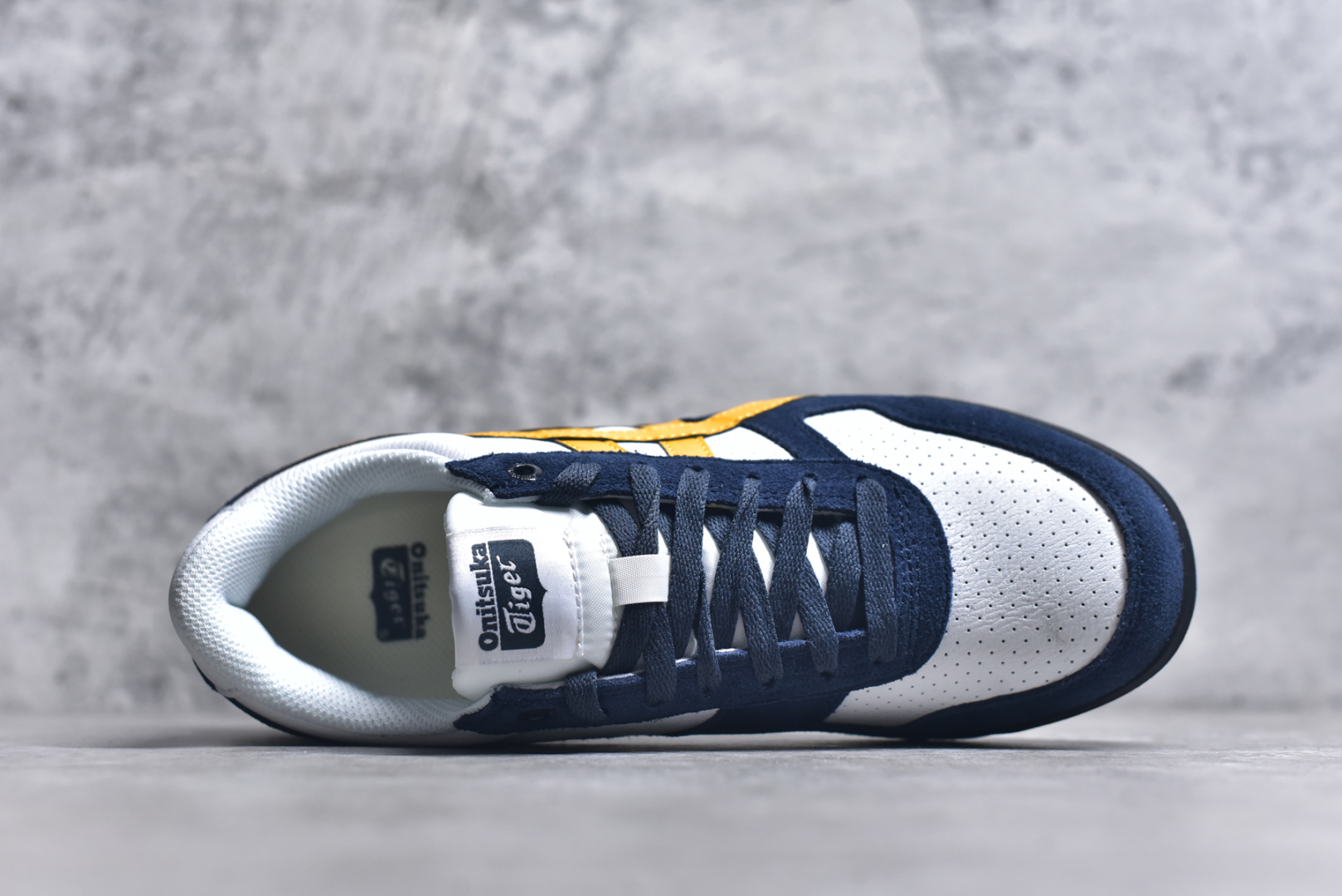 图片[4]-#Asics Onitsuka Tiger Ultimate 81 EX 亚瑟士终极系列低帮复古风百搭皮革休闲运动慢跑鞋 采用软质荔枝纹牛培皮鞋面材质 配置OrthoLite鞋垫 轻质Eva缓震组合耐磨橡胶外底 Onitsuka Tiger 鬼塚虎 ULTIMATE 81EX 1183B510 中性款运动鞋 鞋跟底部的缓震孔设计以及TPU后跟保护片强化稳定性 造就合乎新时代高性能运动鞋标准的现代鞋款 牛皮革鞋面 FLYTEFOAM Propel中底增强缓震性与回弹性 鞋跟处采用fuzeGEL缓震胶科技 强化缓震 OrthoLite鞋垫 进一步强化缓震Gel-Kayano超轻量专业运动慢跑鞋 货号：1183B510 尺码：35.5-45-选品中心