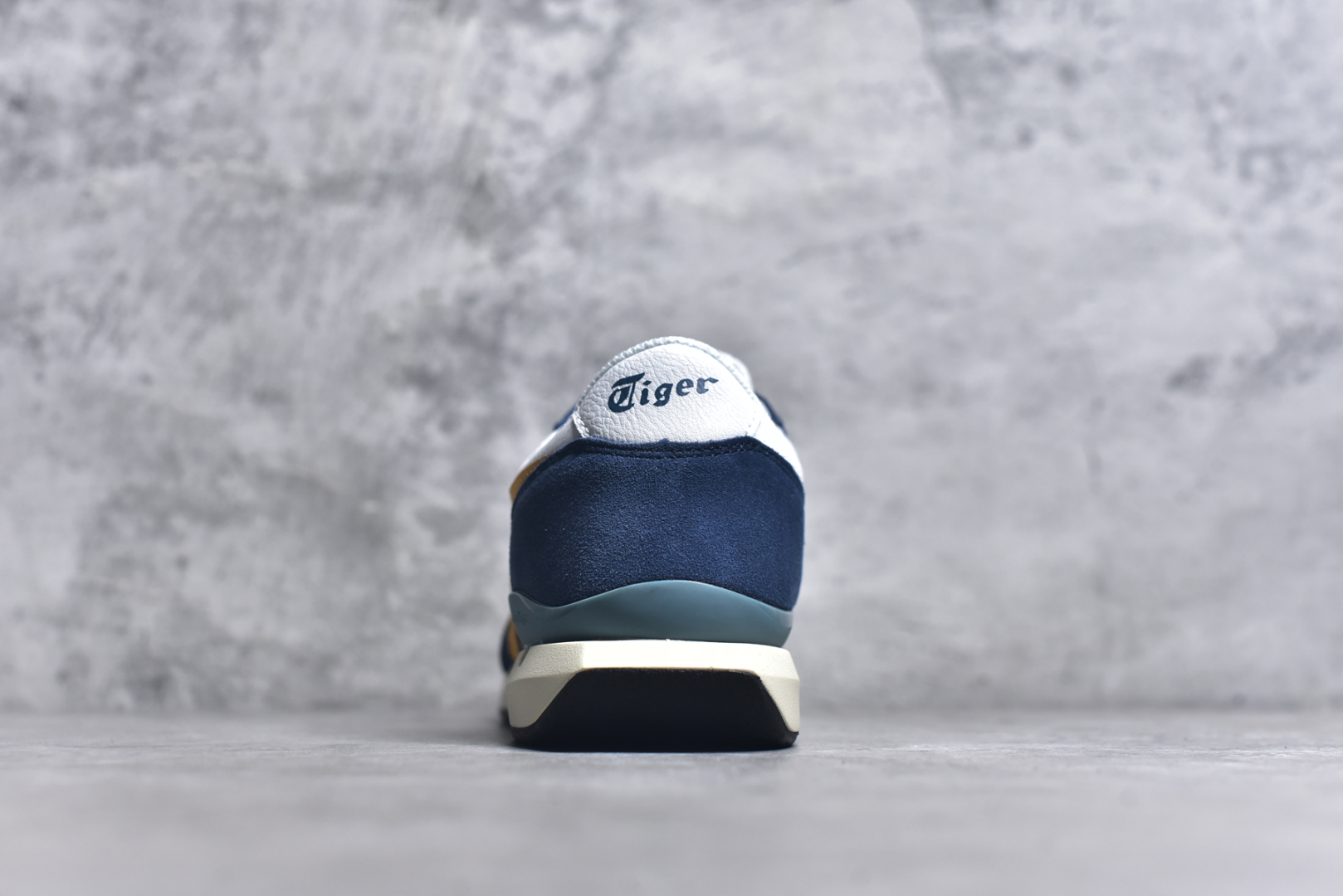 图片[5]-#Asics Onitsuka Tiger Ultimate 81 EX 亚瑟士终极系列低帮复古风百搭皮革休闲运动慢跑鞋 采用软质荔枝纹牛培皮鞋面材质 配置OrthoLite鞋垫 轻质Eva缓震组合耐磨橡胶外底 Onitsuka Tiger 鬼塚虎 ULTIMATE 81EX 1183B510 中性款运动鞋 鞋跟底部的缓震孔设计以及TPU后跟保护片强化稳定性 造就合乎新时代高性能运动鞋标准的现代鞋款 牛皮革鞋面 FLYTEFOAM Propel中底增强缓震性与回弹性 鞋跟处采用fuzeGEL缓震胶科技 强化缓震 OrthoLite鞋垫 进一步强化缓震Gel-Kayano超轻量专业运动慢跑鞋 货号：1183B510 尺码：35.5-45-选品中心