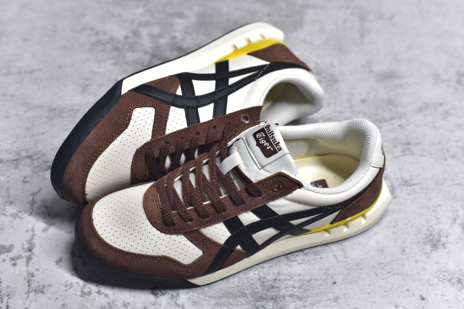 图片[7]-#Asics Onitsuka Tiger Ultimate 81 EX 亚瑟士终极系列低帮复古风百搭皮革休闲运动慢跑鞋 采用软质荔枝纹牛培皮鞋面材质 配置OrthoLite鞋垫 轻质Eva缓震组合耐磨橡胶外底 Onitsuka Tiger 鬼塚虎 ULTIMATE 81EX 1183B510 中性款运动鞋 鞋跟底部的缓震孔设计以及TPU后跟保护片强化稳定性 造就合乎新时代高性能运动鞋标准的现代鞋款 牛皮革鞋面 FLYTEFOAM Propel中底增强缓震性与回弹性 鞋跟处采用fuzeGEL缓震胶科技 强化缓震 OrthoLite鞋垫 进一步强化缓震Gel-Kayano超轻量专业运动慢跑鞋 货号：1183B510 尺码：35.5-45-选品中心
