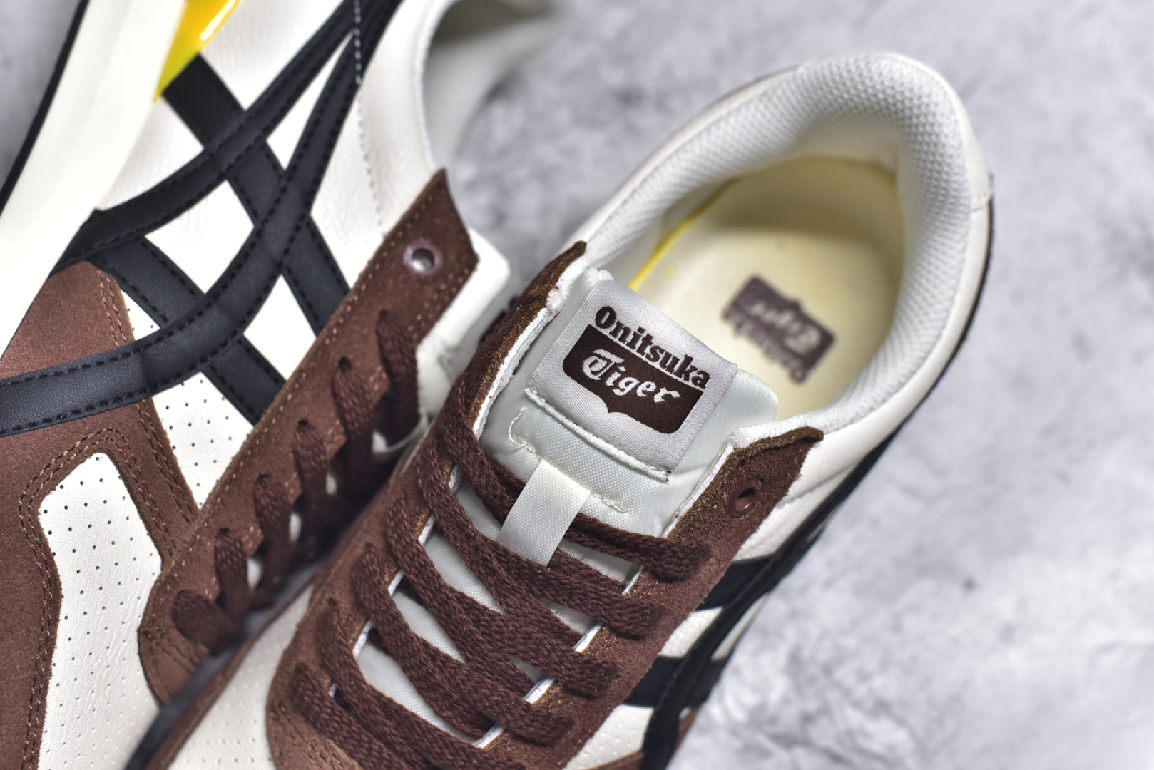 图片[9]-#Asics Onitsuka Tiger Ultimate 81 EX 亚瑟士终极系列低帮复古风百搭皮革休闲运动慢跑鞋 采用软质荔枝纹牛培皮鞋面材质 配置OrthoLite鞋垫 轻质Eva缓震组合耐磨橡胶外底 Onitsuka Tiger 鬼塚虎 ULTIMATE 81EX 1183B510 中性款运动鞋 鞋跟底部的缓震孔设计以及TPU后跟保护片强化稳定性 造就合乎新时代高性能运动鞋标准的现代鞋款 牛皮革鞋面 FLYTEFOAM Propel中底增强缓震性与回弹性 鞋跟处采用fuzeGEL缓震胶科技 强化缓震 OrthoLite鞋垫 进一步强化缓震Gel-Kayano超轻量专业运动慢跑鞋 货号：1183B510 尺码：35.5-45-选品中心