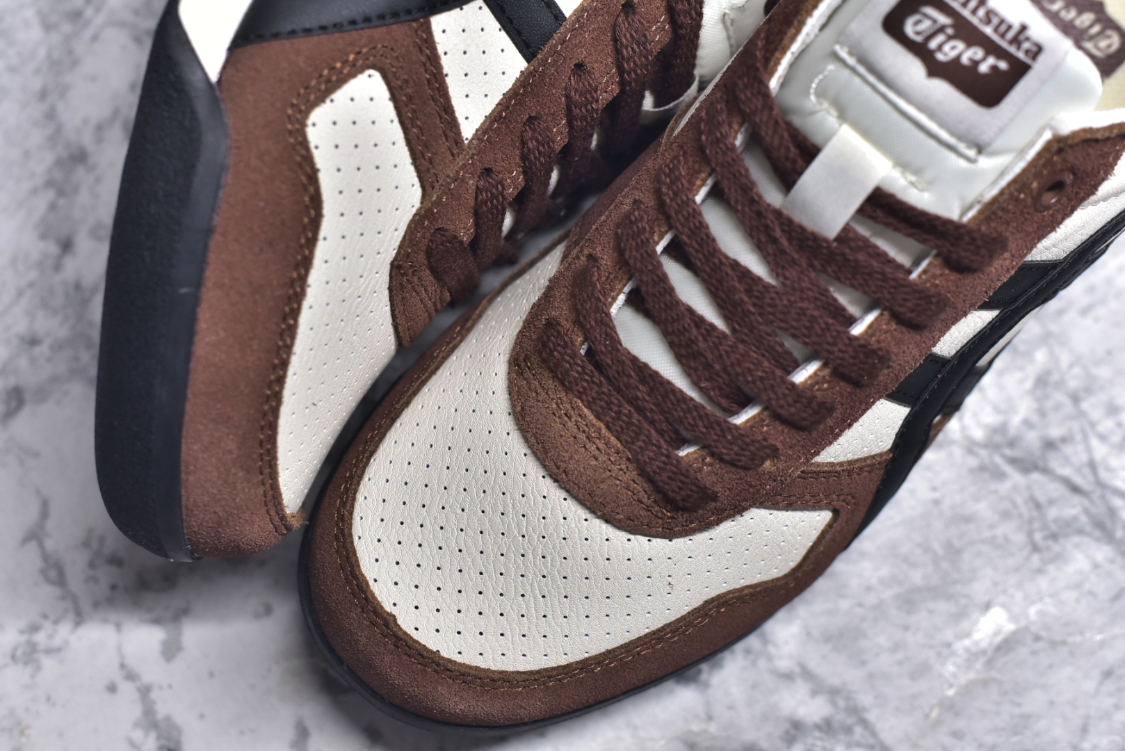 图片[8]-#Asics Onitsuka Tiger Ultimate 81 EX 亚瑟士终极系列低帮复古风百搭皮革休闲运动慢跑鞋 采用软质荔枝纹牛培皮鞋面材质 配置OrthoLite鞋垫 轻质Eva缓震组合耐磨橡胶外底 Onitsuka Tiger 鬼塚虎 ULTIMATE 81EX 1183B510 中性款运动鞋 鞋跟底部的缓震孔设计以及TPU后跟保护片强化稳定性 造就合乎新时代高性能运动鞋标准的现代鞋款 牛皮革鞋面 FLYTEFOAM Propel中底增强缓震性与回弹性 鞋跟处采用fuzeGEL缓震胶科技 强化缓震 OrthoLite鞋垫 进一步强化缓震Gel-Kayano超轻量专业运动慢跑鞋 货号：1183B510 尺码：35.5-45-选品中心