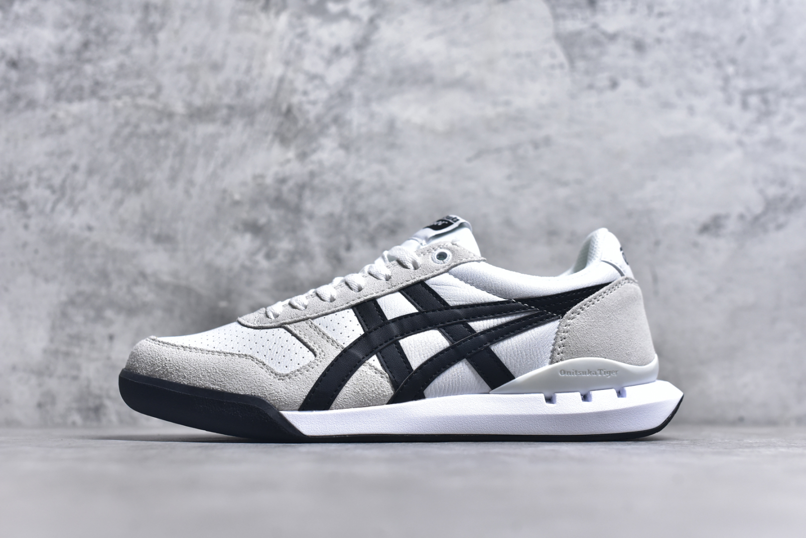 #Asics Onitsuka Tiger Ultimate 81 EX 亚瑟士终极系列低帮复古风百搭皮革休闲运动慢跑鞋 采用软质荔枝纹牛培皮鞋面材质 配置OrthoLite鞋垫 轻质Eva缓震组合耐磨橡胶外底 Onitsuka Tiger 鬼塚虎 ULTIMATE 81EX 1183B510 中性款运动鞋 鞋跟底部的缓震孔设计以及TPU后跟保护片强化稳定性 造就合乎新时代高性能运动鞋标准的现代鞋款 牛皮革鞋面 FLYTEFOAM Propel中底增强缓震性与回弹性 鞋跟处采用fuzeGEL缓震胶科技 强化缓震 OrthoLite鞋垫 进一步强化缓震Gel-Kayano超轻量专业运动慢跑鞋 货号：1183B510 尺码：35.5-45-选品中心