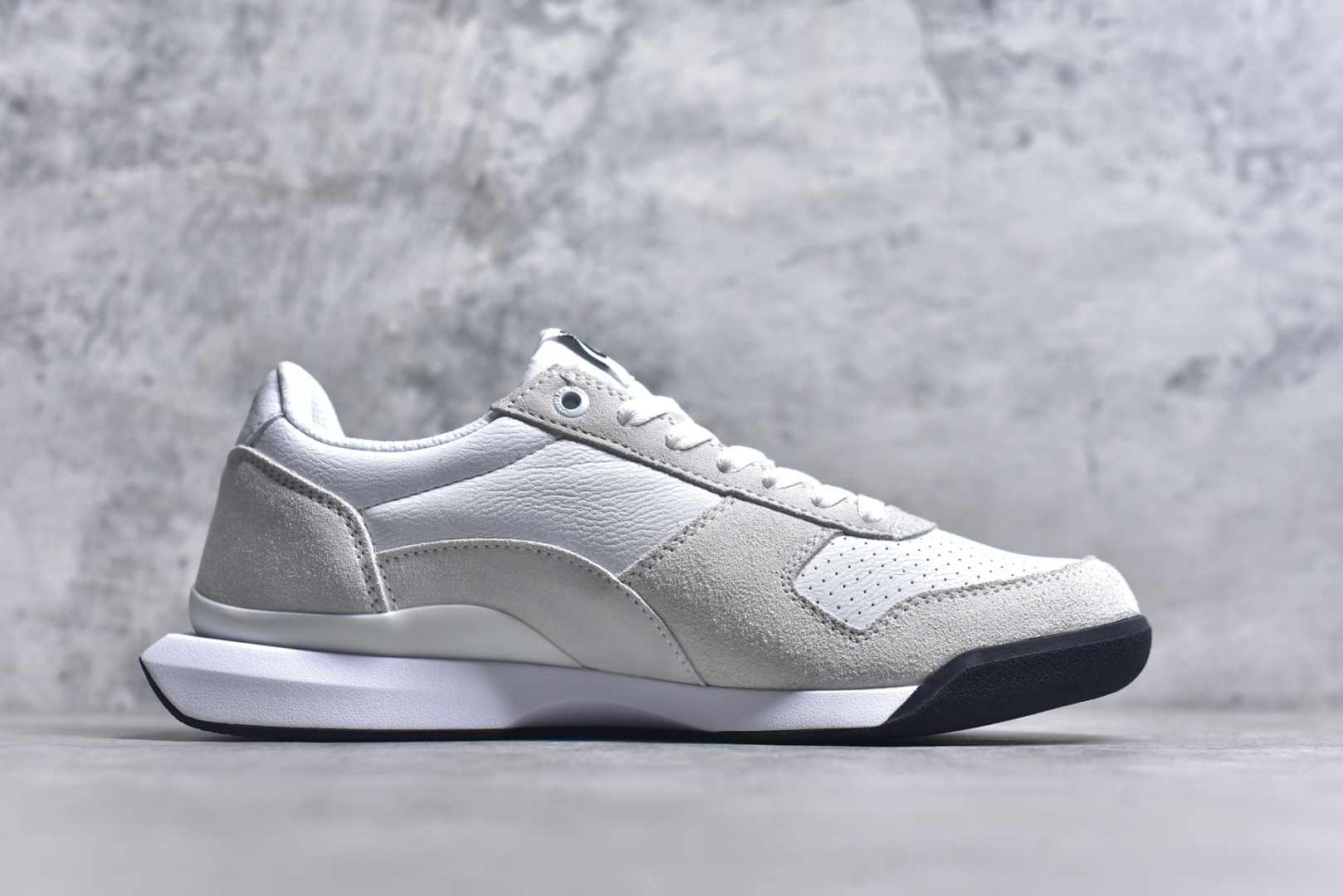 图片[3]-#Asics Onitsuka Tiger Ultimate 81 EX 亚瑟士终极系列低帮复古风百搭皮革休闲运动慢跑鞋 采用软质荔枝纹牛培皮鞋面材质 配置OrthoLite鞋垫 轻质Eva缓震组合耐磨橡胶外底 Onitsuka Tiger 鬼塚虎 ULTIMATE 81EX 1183B510 中性款运动鞋 鞋跟底部的缓震孔设计以及TPU后跟保护片强化稳定性 造就合乎新时代高性能运动鞋标准的现代鞋款 牛皮革鞋面 FLYTEFOAM Propel中底增强缓震性与回弹性 鞋跟处采用fuzeGEL缓震胶科技 强化缓震 OrthoLite鞋垫 进一步强化缓震Gel-Kayano超轻量专业运动慢跑鞋 货号：1183B510 尺码：35.5-45-选品中心