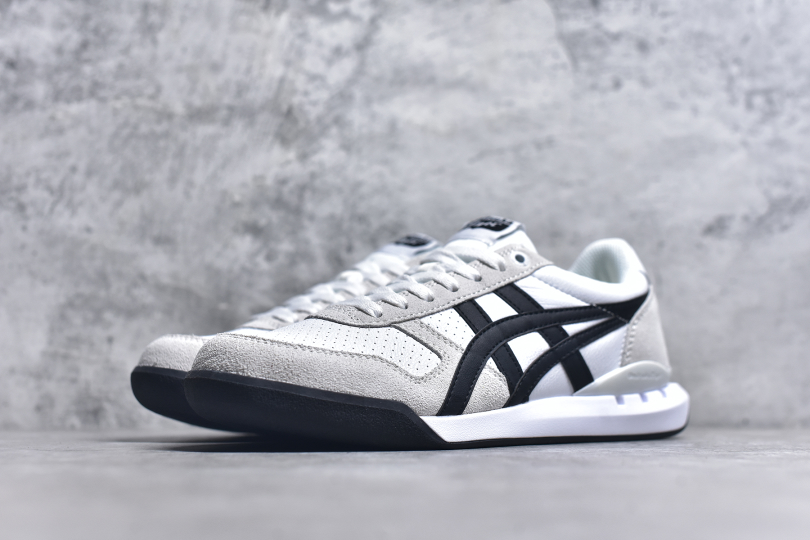 图片[2]-#Asics Onitsuka Tiger Ultimate 81 EX 亚瑟士终极系列低帮复古风百搭皮革休闲运动慢跑鞋 采用软质荔枝纹牛培皮鞋面材质 配置OrthoLite鞋垫 轻质Eva缓震组合耐磨橡胶外底 Onitsuka Tiger 鬼塚虎 ULTIMATE 81EX 1183B510 中性款运动鞋 鞋跟底部的缓震孔设计以及TPU后跟保护片强化稳定性 造就合乎新时代高性能运动鞋标准的现代鞋款 牛皮革鞋面 FLYTEFOAM Propel中底增强缓震性与回弹性 鞋跟处采用fuzeGEL缓震胶科技 强化缓震 OrthoLite鞋垫 进一步强化缓震Gel-Kayano超轻量专业运动慢跑鞋 货号：1183B510 尺码：35.5-45-选品中心