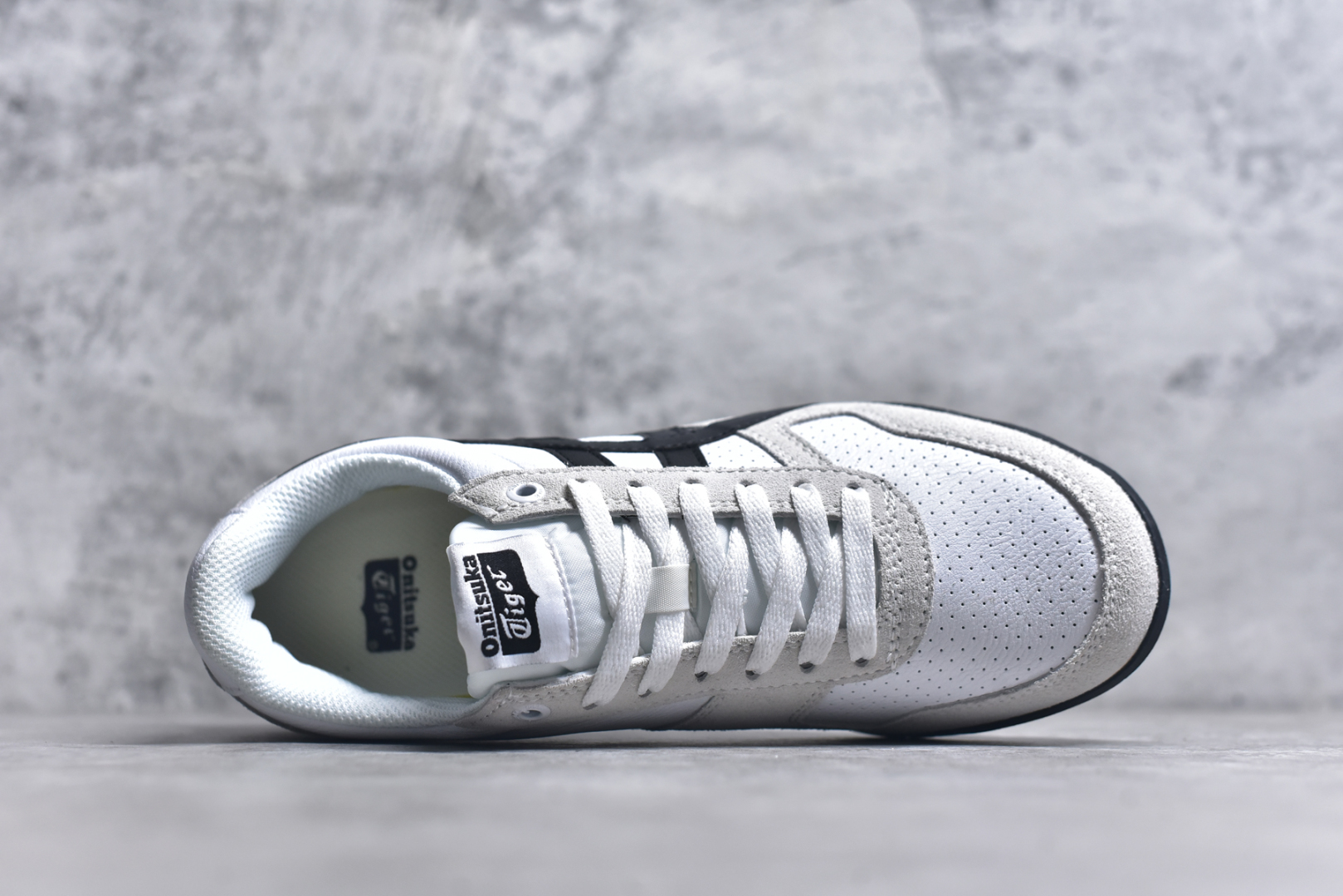图片[4]-#Asics Onitsuka Tiger Ultimate 81 EX 亚瑟士终极系列低帮复古风百搭皮革休闲运动慢跑鞋 采用软质荔枝纹牛培皮鞋面材质 配置OrthoLite鞋垫 轻质Eva缓震组合耐磨橡胶外底 Onitsuka Tiger 鬼塚虎 ULTIMATE 81EX 1183B510 中性款运动鞋 鞋跟底部的缓震孔设计以及TPU后跟保护片强化稳定性 造就合乎新时代高性能运动鞋标准的现代鞋款 牛皮革鞋面 FLYTEFOAM Propel中底增强缓震性与回弹性 鞋跟处采用fuzeGEL缓震胶科技 强化缓震 OrthoLite鞋垫 进一步强化缓震Gel-Kayano超轻量专业运动慢跑鞋 货号：1183B510 尺码：35.5-45-选品中心