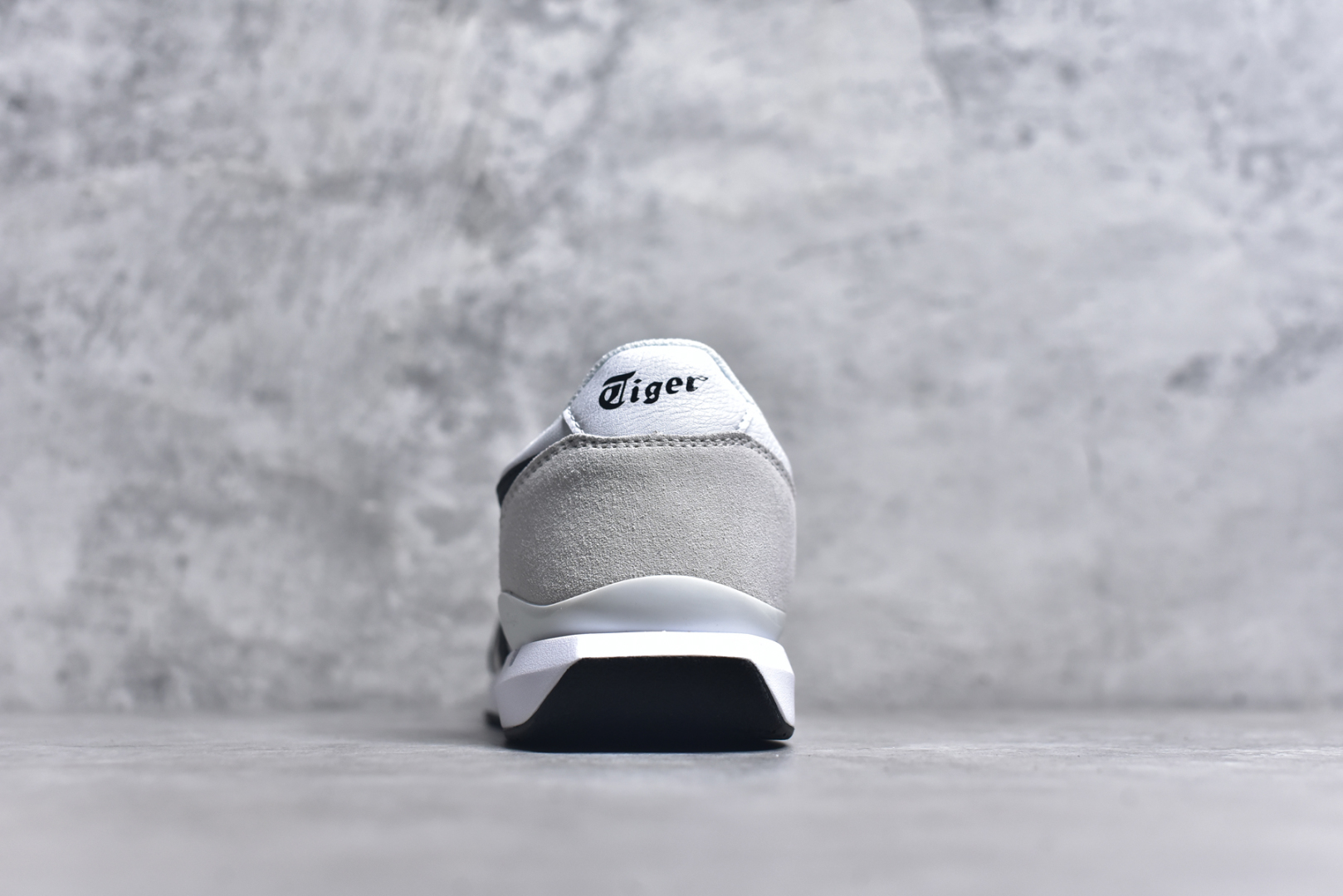 图片[5]-#Asics Onitsuka Tiger Ultimate 81 EX 亚瑟士终极系列低帮复古风百搭皮革休闲运动慢跑鞋 采用软质荔枝纹牛培皮鞋面材质 配置OrthoLite鞋垫 轻质Eva缓震组合耐磨橡胶外底 Onitsuka Tiger 鬼塚虎 ULTIMATE 81EX 1183B510 中性款运动鞋 鞋跟底部的缓震孔设计以及TPU后跟保护片强化稳定性 造就合乎新时代高性能运动鞋标准的现代鞋款 牛皮革鞋面 FLYTEFOAM Propel中底增强缓震性与回弹性 鞋跟处采用fuzeGEL缓震胶科技 强化缓震 OrthoLite鞋垫 进一步强化缓震Gel-Kayano超轻量专业运动慢跑鞋 货号：1183B510 尺码：35.5-45-选品中心