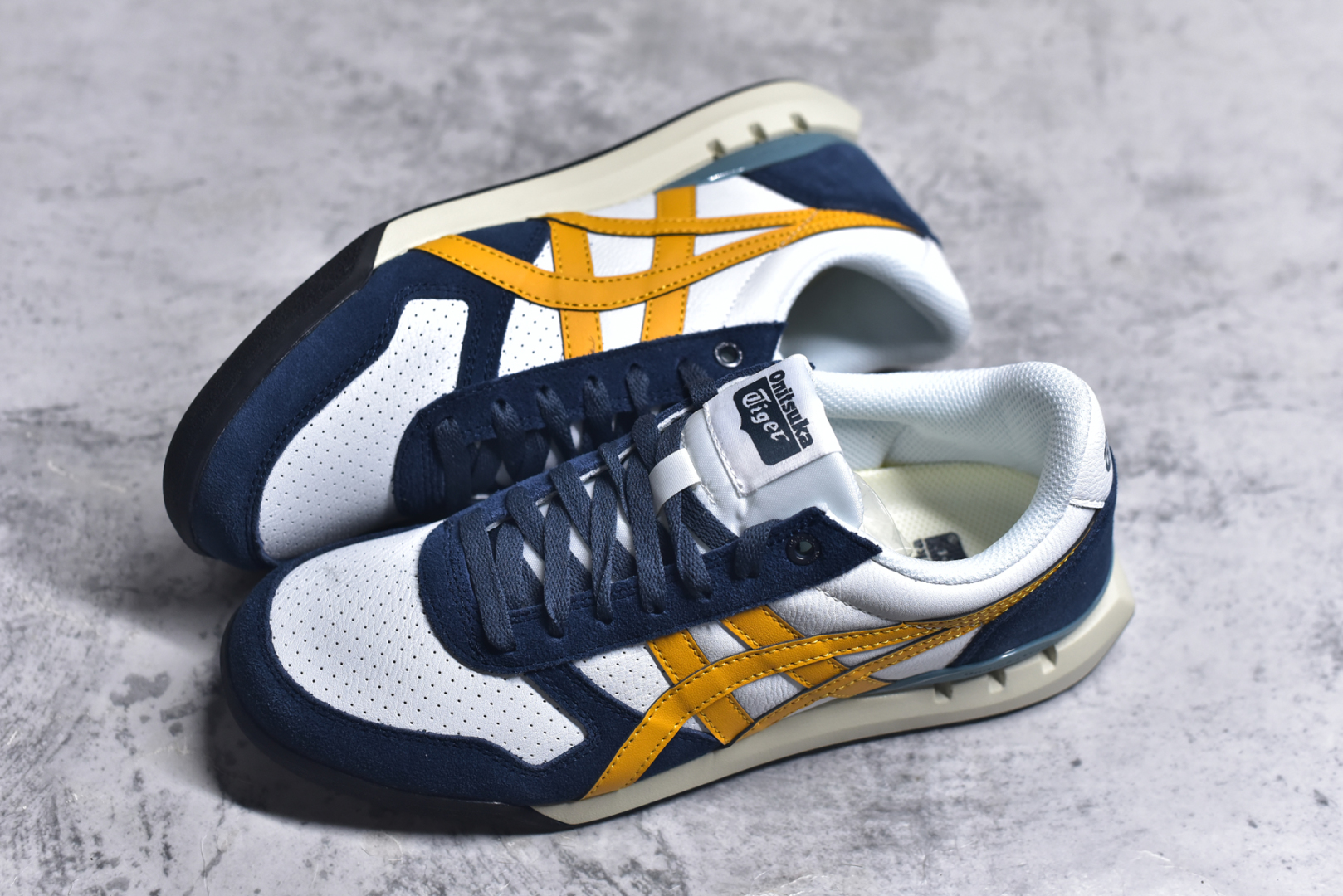 图片[7]-#Asics Onitsuka Tiger Ultimate 81 EX 亚瑟士终极系列低帮复古风百搭皮革休闲运动慢跑鞋 采用软质荔枝纹牛培皮鞋面材质 配置OrthoLite鞋垫 轻质Eva缓震组合耐磨橡胶外底 Onitsuka Tiger 鬼塚虎 ULTIMATE 81EX 1183B510 中性款运动鞋 鞋跟底部的缓震孔设计以及TPU后跟保护片强化稳定性 造就合乎新时代高性能运动鞋标准的现代鞋款 牛皮革鞋面 FLYTEFOAM Propel中底增强缓震性与回弹性 鞋跟处采用fuzeGEL缓震胶科技 强化缓震 OrthoLite鞋垫 进一步强化缓震Gel-Kayano超轻量专业运动慢跑鞋 货号：1183B510 尺码：35.5-45-选品中心