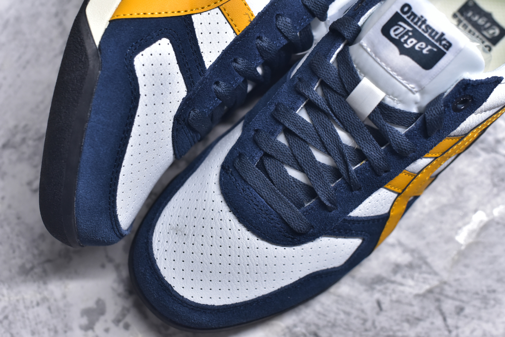 图片[8]-#Asics Onitsuka Tiger Ultimate 81 EX 亚瑟士终极系列低帮复古风百搭皮革休闲运动慢跑鞋 采用软质荔枝纹牛培皮鞋面材质 配置OrthoLite鞋垫 轻质Eva缓震组合耐磨橡胶外底 Onitsuka Tiger 鬼塚虎 ULTIMATE 81EX 1183B510 中性款运动鞋 鞋跟底部的缓震孔设计以及TPU后跟保护片强化稳定性 造就合乎新时代高性能运动鞋标准的现代鞋款 牛皮革鞋面 FLYTEFOAM Propel中底增强缓震性与回弹性 鞋跟处采用fuzeGEL缓震胶科技 强化缓震 OrthoLite鞋垫 进一步强化缓震Gel-Kayano超轻量专业运动慢跑鞋 货号：1183B510 尺码：35.5-45-选品中心