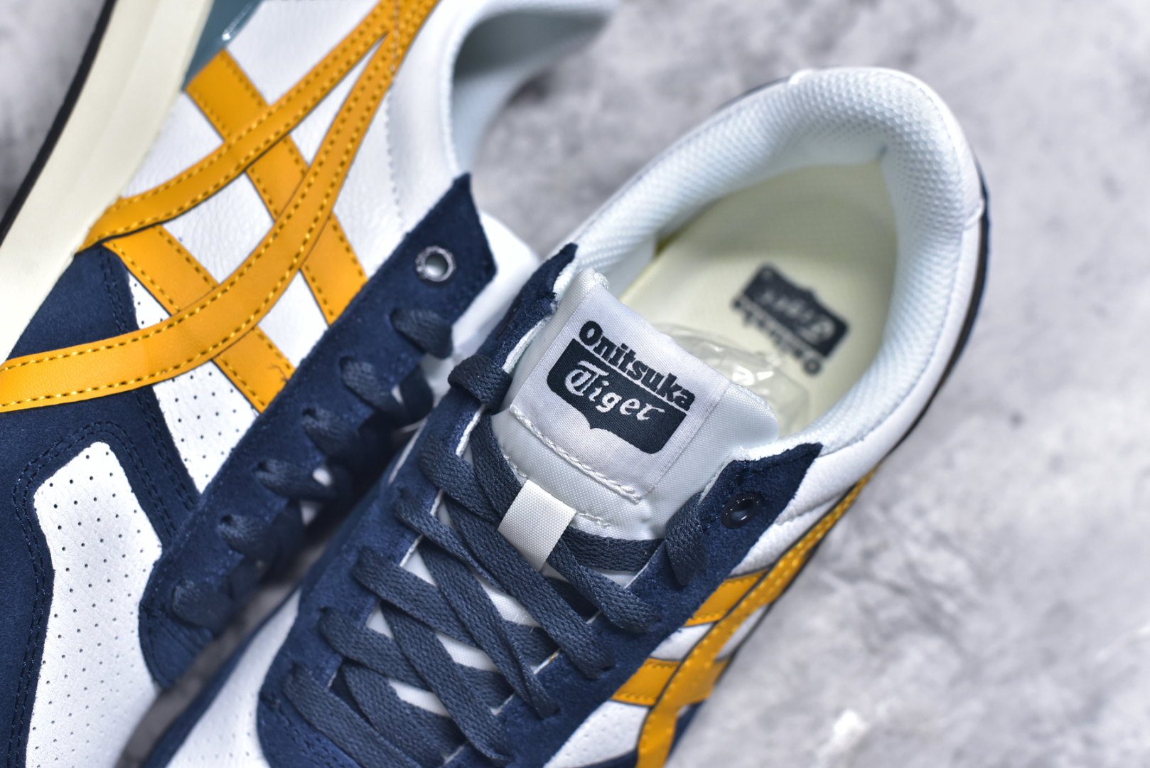 图片[9]-#Asics Onitsuka Tiger Ultimate 81 EX 亚瑟士终极系列低帮复古风百搭皮革休闲运动慢跑鞋 采用软质荔枝纹牛培皮鞋面材质 配置OrthoLite鞋垫 轻质Eva缓震组合耐磨橡胶外底 Onitsuka Tiger 鬼塚虎 ULTIMATE 81EX 1183B510 中性款运动鞋 鞋跟底部的缓震孔设计以及TPU后跟保护片强化稳定性 造就合乎新时代高性能运动鞋标准的现代鞋款 牛皮革鞋面 FLYTEFOAM Propel中底增强缓震性与回弹性 鞋跟处采用fuzeGEL缓震胶科技 强化缓震 OrthoLite鞋垫 进一步强化缓震Gel-Kayano超轻量专业运动慢跑鞋 货号：1183B510 尺码：35.5-45-选品中心