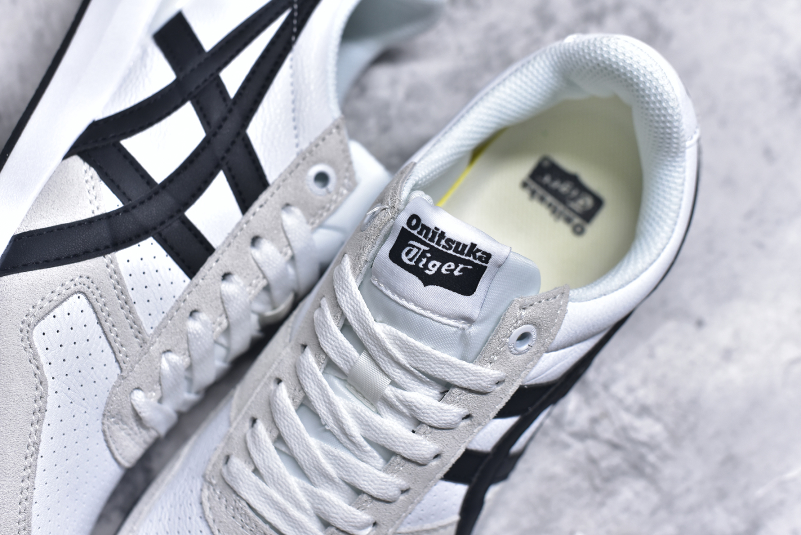 图片[9]-#Asics Onitsuka Tiger Ultimate 81 EX 亚瑟士终极系列低帮复古风百搭皮革休闲运动慢跑鞋 采用软质荔枝纹牛培皮鞋面材质 配置OrthoLite鞋垫 轻质Eva缓震组合耐磨橡胶外底 Onitsuka Tiger 鬼塚虎 ULTIMATE 81EX 1183B510 中性款运动鞋 鞋跟底部的缓震孔设计以及TPU后跟保护片强化稳定性 造就合乎新时代高性能运动鞋标准的现代鞋款 牛皮革鞋面 FLYTEFOAM Propel中底增强缓震性与回弹性 鞋跟处采用fuzeGEL缓震胶科技 强化缓震 OrthoLite鞋垫 进一步强化缓震Gel-Kayano超轻量专业运动慢跑鞋 货号：1183B510 尺码：35.5-45-选品中心