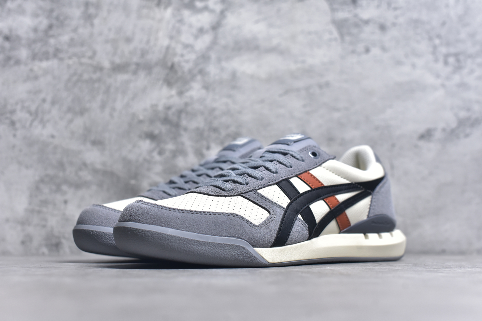 图片[2]-#Asics Onitsuka Tiger Ultimate 81 EX 亚瑟士终极系列低帮复古风百搭皮革休闲运动慢跑鞋 采用软质荔枝纹牛培皮鞋面材质 配置OrthoLite鞋垫 轻质Eva缓震组合耐磨橡胶外底 Onitsuka Tiger 鬼塚虎 ULTIMATE 81EX 1183C074 中性款运动鞋 鞋跟底部的缓震孔设计以及TPU后跟保护片强化稳定性 造就合乎新时代高性能运动鞋标准的现代鞋款 牛皮革鞋面 FLYTEFOAM Propel中底增强缓震性与回弹性 鞋跟处采用fuzeGEL缓震胶科技 强化缓震 OrthoLite鞋垫 进一步强化缓震Gel-Kayano超轻量专业运动慢跑鞋 货号：1183C074 尺码：35.5-45-选品中心