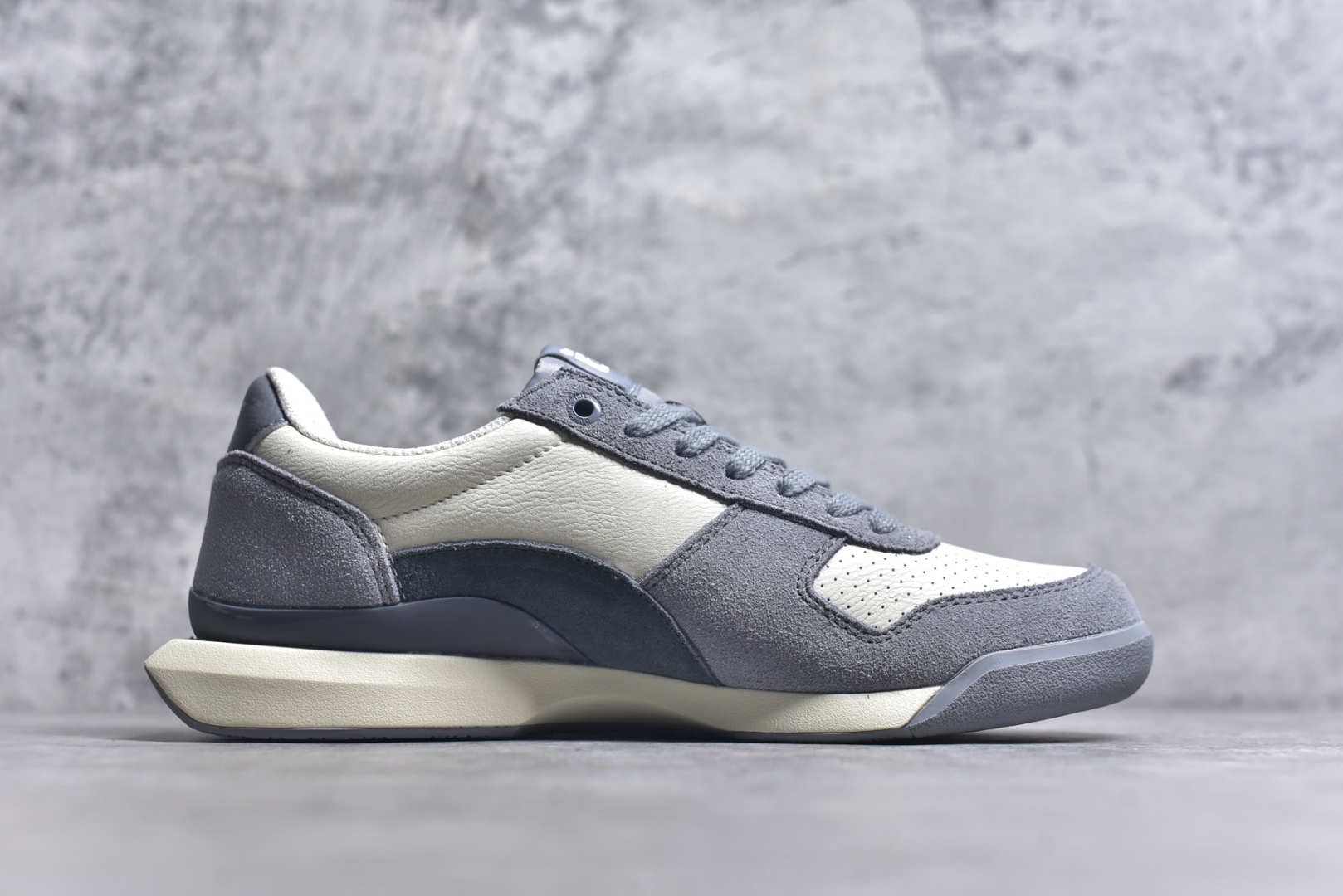 图片[3]-#Asics Onitsuka Tiger Ultimate 81 EX 亚瑟士终极系列低帮复古风百搭皮革休闲运动慢跑鞋 采用软质荔枝纹牛培皮鞋面材质 配置OrthoLite鞋垫 轻质Eva缓震组合耐磨橡胶外底 Onitsuka Tiger 鬼塚虎 ULTIMATE 81EX 1183C074 中性款运动鞋 鞋跟底部的缓震孔设计以及TPU后跟保护片强化稳定性 造就合乎新时代高性能运动鞋标准的现代鞋款 牛皮革鞋面 FLYTEFOAM Propel中底增强缓震性与回弹性 鞋跟处采用fuzeGEL缓震胶科技 强化缓震 OrthoLite鞋垫 进一步强化缓震Gel-Kayano超轻量专业运动慢跑鞋 货号：1183C074 尺码：35.5-45-选品中心