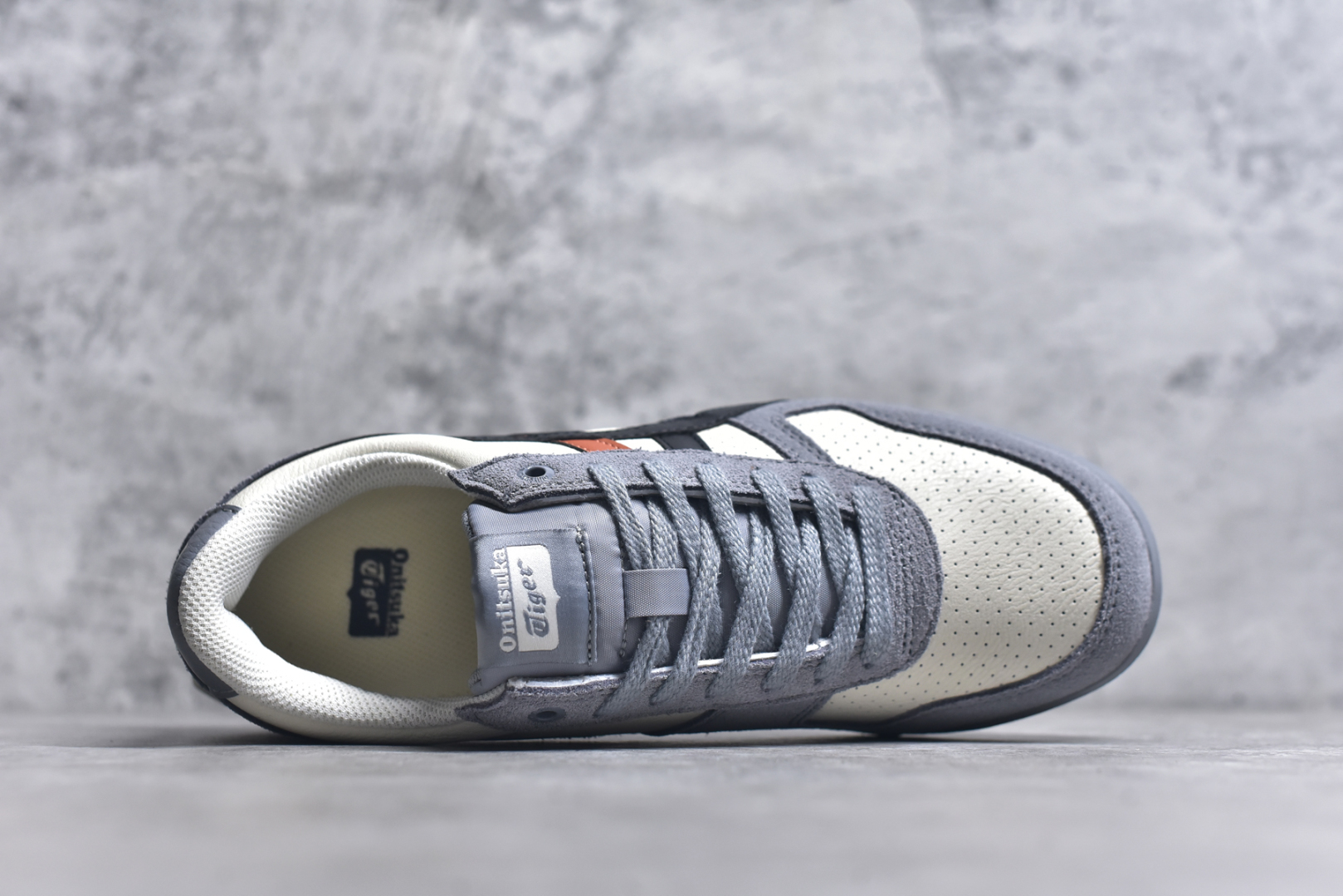 图片[4]-#Asics Onitsuka Tiger Ultimate 81 EX 亚瑟士终极系列低帮复古风百搭皮革休闲运动慢跑鞋 采用软质荔枝纹牛培皮鞋面材质 配置OrthoLite鞋垫 轻质Eva缓震组合耐磨橡胶外底 Onitsuka Tiger 鬼塚虎 ULTIMATE 81EX 1183C074 中性款运动鞋 鞋跟底部的缓震孔设计以及TPU后跟保护片强化稳定性 造就合乎新时代高性能运动鞋标准的现代鞋款 牛皮革鞋面 FLYTEFOAM Propel中底增强缓震性与回弹性 鞋跟处采用fuzeGEL缓震胶科技 强化缓震 OrthoLite鞋垫 进一步强化缓震Gel-Kayano超轻量专业运动慢跑鞋 货号：1183C074 尺码：35.5-45-选品中心