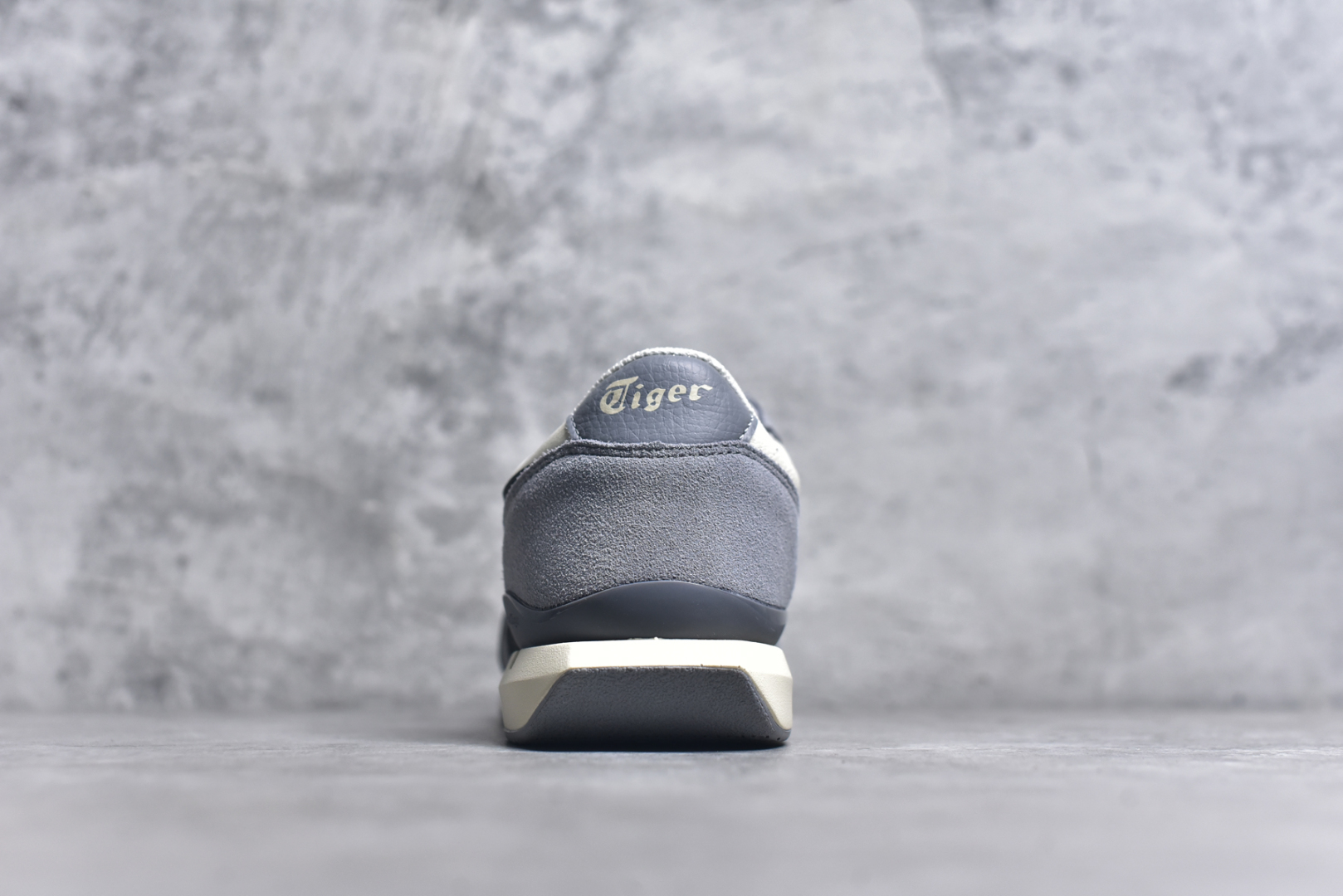 图片[5]-#Asics Onitsuka Tiger Ultimate 81 EX 亚瑟士终极系列低帮复古风百搭皮革休闲运动慢跑鞋 采用软质荔枝纹牛培皮鞋面材质 配置OrthoLite鞋垫 轻质Eva缓震组合耐磨橡胶外底 Onitsuka Tiger 鬼塚虎 ULTIMATE 81EX 1183C074 中性款运动鞋 鞋跟底部的缓震孔设计以及TPU后跟保护片强化稳定性 造就合乎新时代高性能运动鞋标准的现代鞋款 牛皮革鞋面 FLYTEFOAM Propel中底增强缓震性与回弹性 鞋跟处采用fuzeGEL缓震胶科技 强化缓震 OrthoLite鞋垫 进一步强化缓震Gel-Kayano超轻量专业运动慢跑鞋 货号：1183C074 尺码：35.5-45-选品中心