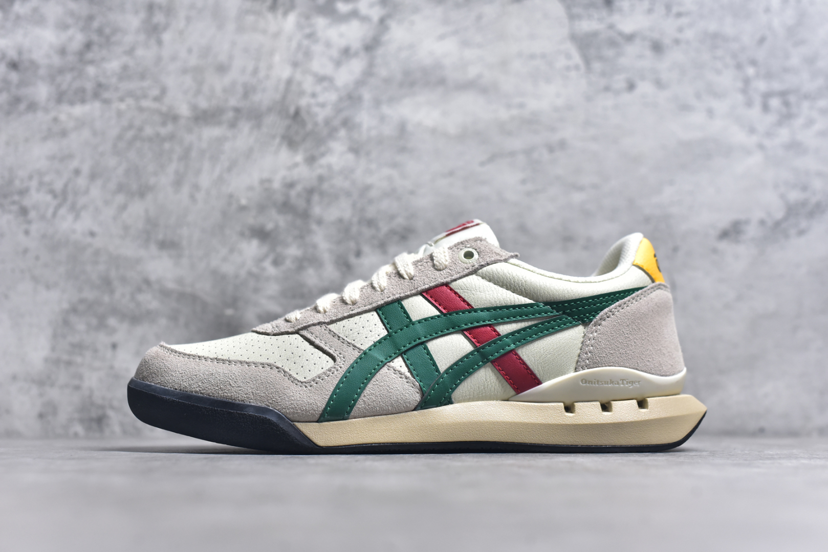#Asics Onitsuka Tiger Ultimate 81 EX 亚瑟士终极系列低帮复古风百搭皮革休闲运动慢跑鞋 采用软质荔枝纹牛培皮鞋面材质 配置OrthoLite鞋垫 轻质Eva缓震组合耐磨橡胶外底 Onitsuka Tiger 鬼塚虎 ULTIMATE 81EX 1183B510 中性款运动鞋 鞋跟底部的缓震孔设计以及TPU后跟保护片强化稳定性 造就合乎新时代高性能运动鞋标准的现代鞋款 牛皮革鞋面 FLYTEFOAM Propel中底增强缓震性与回弹性 鞋跟处采用fuzeGEL缓震胶科技 强化缓震 OrthoLite鞋垫 进一步强化缓震Gel-Kayano超轻量专业运动慢跑鞋 货号：1183B510 尺码：35.5-45-选品中心