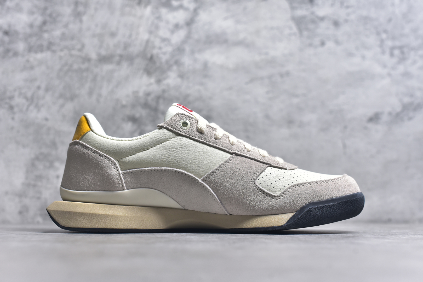 图片[3]-#Asics Onitsuka Tiger Ultimate 81 EX 亚瑟士终极系列低帮复古风百搭皮革休闲运动慢跑鞋 采用软质荔枝纹牛培皮鞋面材质 配置OrthoLite鞋垫 轻质Eva缓震组合耐磨橡胶外底 Onitsuka Tiger 鬼塚虎 ULTIMATE 81EX 1183B510 中性款运动鞋 鞋跟底部的缓震孔设计以及TPU后跟保护片强化稳定性 造就合乎新时代高性能运动鞋标准的现代鞋款 牛皮革鞋面 FLYTEFOAM Propel中底增强缓震性与回弹性 鞋跟处采用fuzeGEL缓震胶科技 强化缓震 OrthoLite鞋垫 进一步强化缓震Gel-Kayano超轻量专业运动慢跑鞋 货号：1183B510 尺码：35.5-45-选品中心