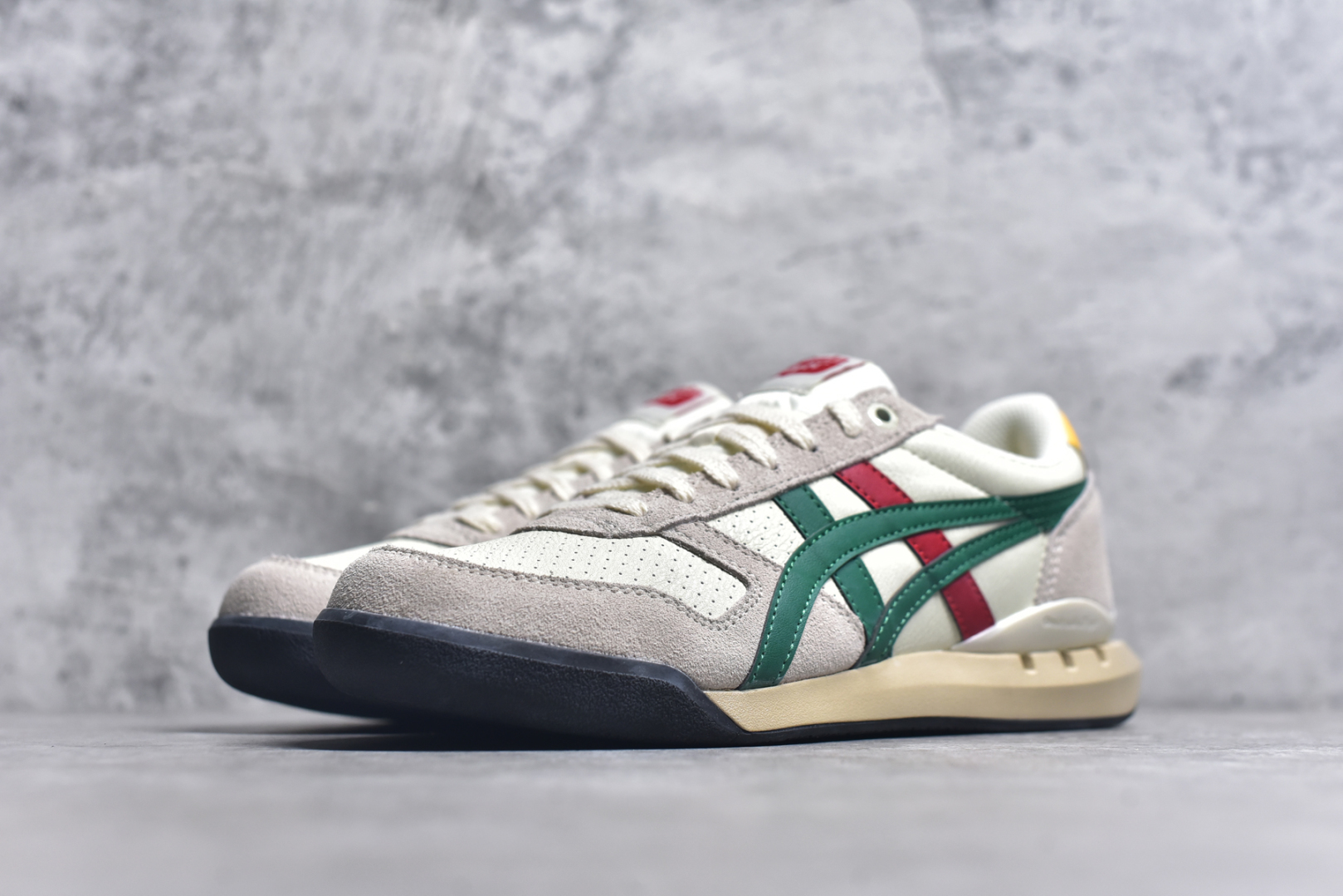 图片[2]-#Asics Onitsuka Tiger Ultimate 81 EX 亚瑟士终极系列低帮复古风百搭皮革休闲运动慢跑鞋 采用软质荔枝纹牛培皮鞋面材质 配置OrthoLite鞋垫 轻质Eva缓震组合耐磨橡胶外底 Onitsuka Tiger 鬼塚虎 ULTIMATE 81EX 1183B510 中性款运动鞋 鞋跟底部的缓震孔设计以及TPU后跟保护片强化稳定性 造就合乎新时代高性能运动鞋标准的现代鞋款 牛皮革鞋面 FLYTEFOAM Propel中底增强缓震性与回弹性 鞋跟处采用fuzeGEL缓震胶科技 强化缓震 OrthoLite鞋垫 进一步强化缓震Gel-Kayano超轻量专业运动慢跑鞋 货号：1183B510 尺码：35.5-45-选品中心