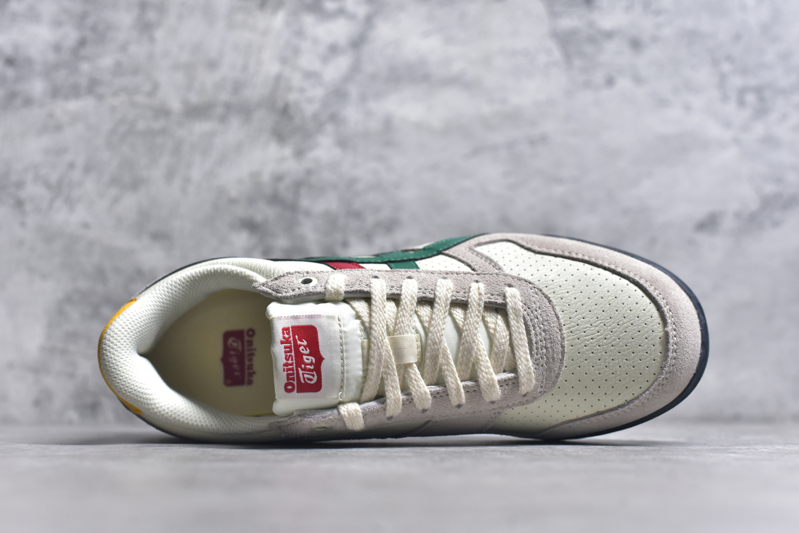 图片[4]-#Asics Onitsuka Tiger Ultimate 81 EX 亚瑟士终极系列低帮复古风百搭皮革休闲运动慢跑鞋 采用软质荔枝纹牛培皮鞋面材质 配置OrthoLite鞋垫 轻质Eva缓震组合耐磨橡胶外底 Onitsuka Tiger 鬼塚虎 ULTIMATE 81EX 1183B510 中性款运动鞋 鞋跟底部的缓震孔设计以及TPU后跟保护片强化稳定性 造就合乎新时代高性能运动鞋标准的现代鞋款 牛皮革鞋面 FLYTEFOAM Propel中底增强缓震性与回弹性 鞋跟处采用fuzeGEL缓震胶科技 强化缓震 OrthoLite鞋垫 进一步强化缓震Gel-Kayano超轻量专业运动慢跑鞋 货号：1183B510 尺码：35.5-45-选品中心