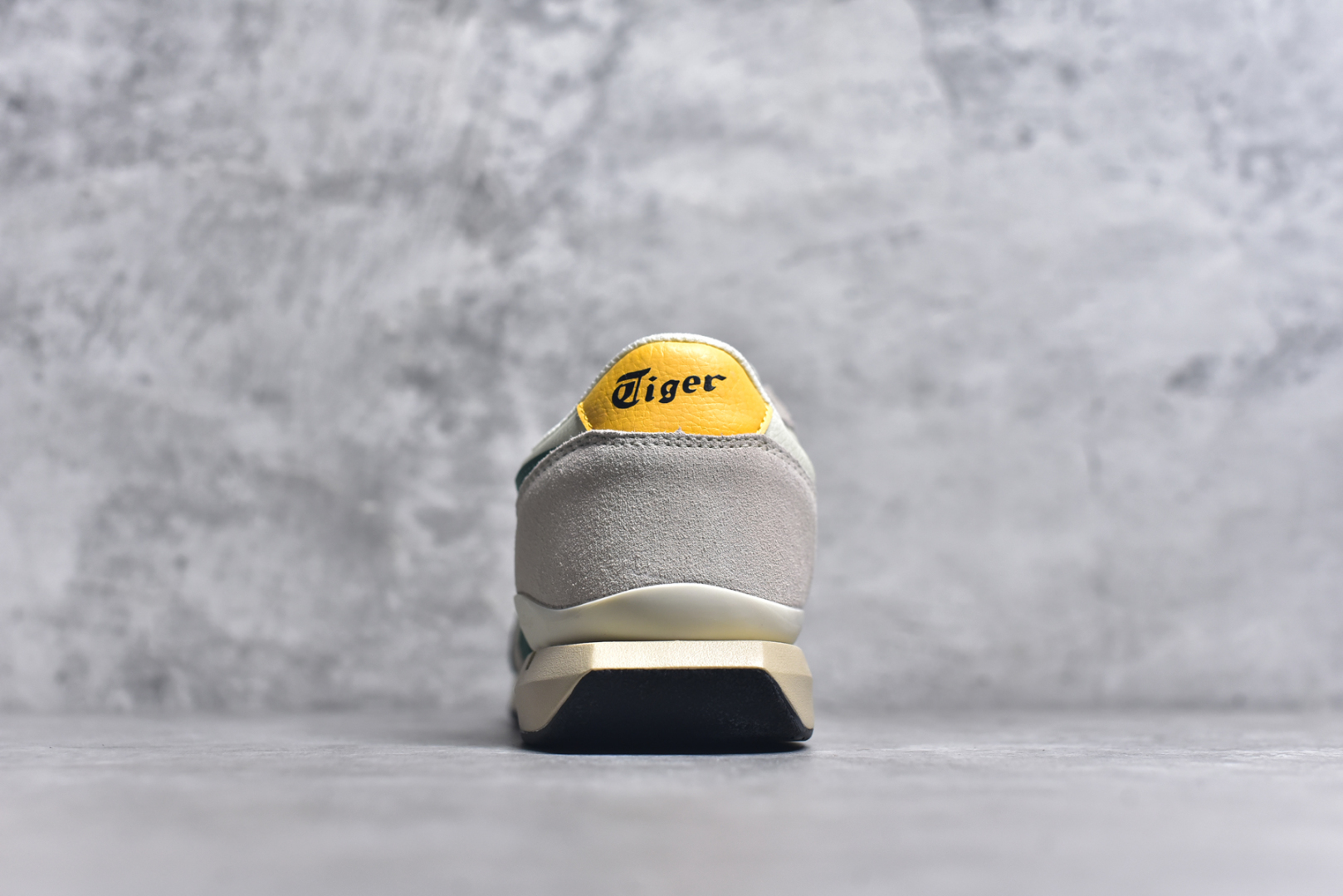 图片[5]-#Asics Onitsuka Tiger Ultimate 81 EX 亚瑟士终极系列低帮复古风百搭皮革休闲运动慢跑鞋 采用软质荔枝纹牛培皮鞋面材质 配置OrthoLite鞋垫 轻质Eva缓震组合耐磨橡胶外底 Onitsuka Tiger 鬼塚虎 ULTIMATE 81EX 1183B510 中性款运动鞋 鞋跟底部的缓震孔设计以及TPU后跟保护片强化稳定性 造就合乎新时代高性能运动鞋标准的现代鞋款 牛皮革鞋面 FLYTEFOAM Propel中底增强缓震性与回弹性 鞋跟处采用fuzeGEL缓震胶科技 强化缓震 OrthoLite鞋垫 进一步强化缓震Gel-Kayano超轻量专业运动慢跑鞋 货号：1183B510 尺码：35.5-45-选品中心
