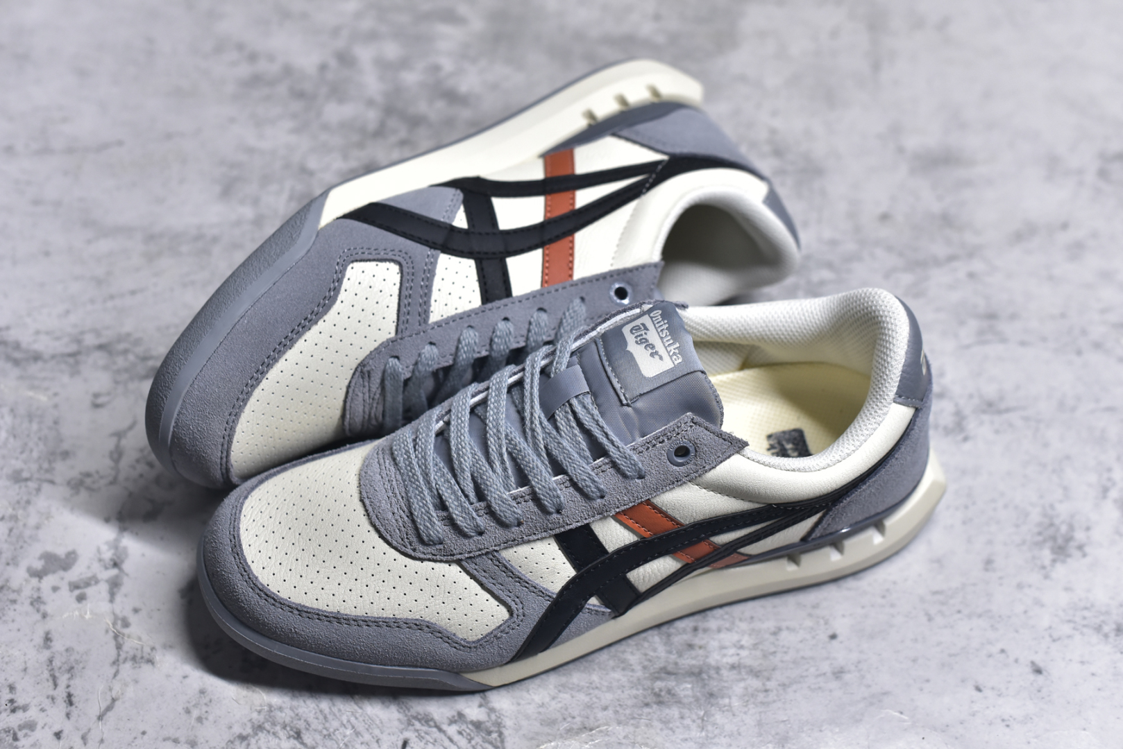 图片[7]-#Asics Onitsuka Tiger Ultimate 81 EX 亚瑟士终极系列低帮复古风百搭皮革休闲运动慢跑鞋 采用软质荔枝纹牛培皮鞋面材质 配置OrthoLite鞋垫 轻质Eva缓震组合耐磨橡胶外底 Onitsuka Tiger 鬼塚虎 ULTIMATE 81EX 1183C074 中性款运动鞋 鞋跟底部的缓震孔设计以及TPU后跟保护片强化稳定性 造就合乎新时代高性能运动鞋标准的现代鞋款 牛皮革鞋面 FLYTEFOAM Propel中底增强缓震性与回弹性 鞋跟处采用fuzeGEL缓震胶科技 强化缓震 OrthoLite鞋垫 进一步强化缓震Gel-Kayano超轻量专业运动慢跑鞋 货号：1183C074 尺码：35.5-45-选品中心