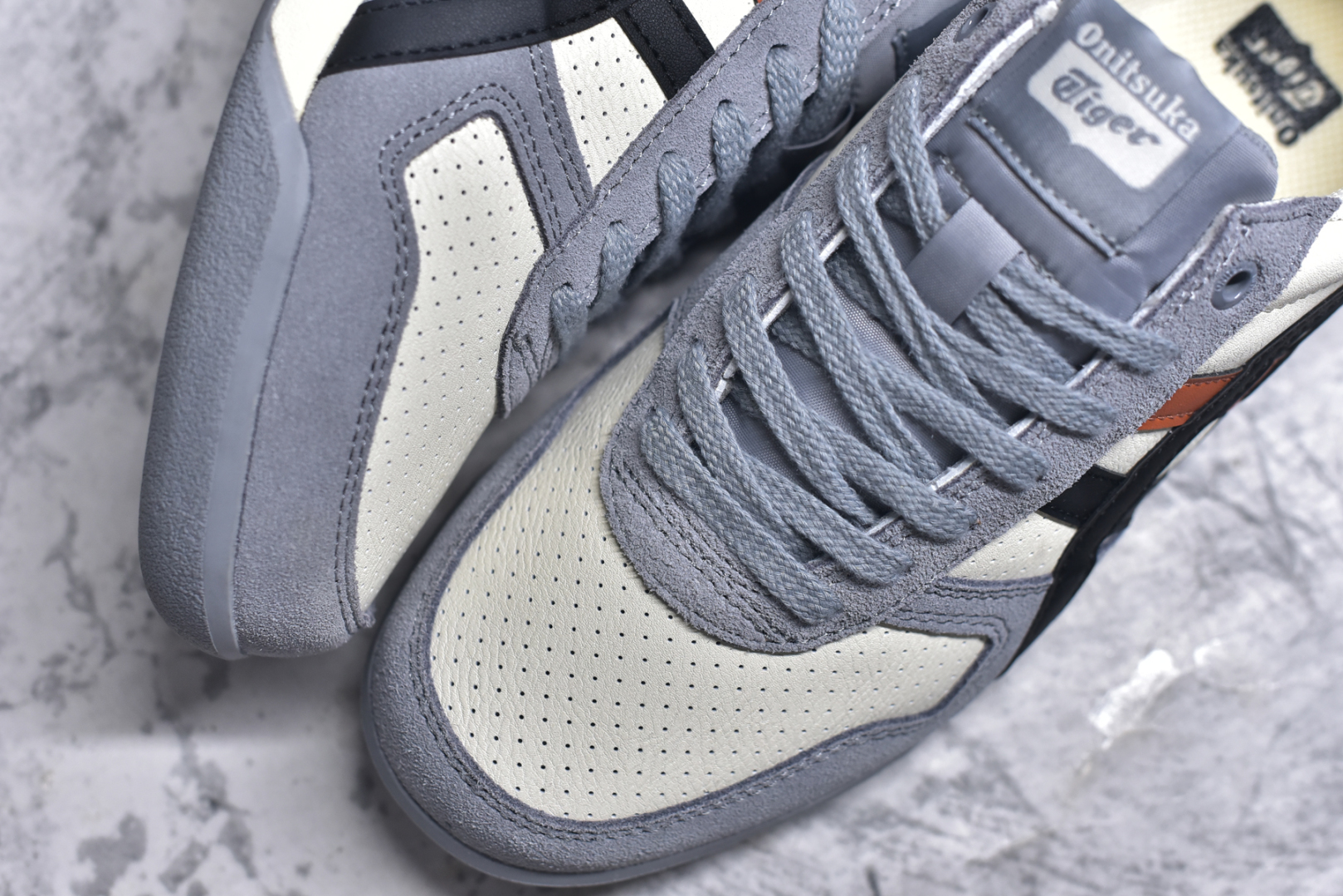 图片[8]-#Asics Onitsuka Tiger Ultimate 81 EX 亚瑟士终极系列低帮复古风百搭皮革休闲运动慢跑鞋 采用软质荔枝纹牛培皮鞋面材质 配置OrthoLite鞋垫 轻质Eva缓震组合耐磨橡胶外底 Onitsuka Tiger 鬼塚虎 ULTIMATE 81EX 1183C074 中性款运动鞋 鞋跟底部的缓震孔设计以及TPU后跟保护片强化稳定性 造就合乎新时代高性能运动鞋标准的现代鞋款 牛皮革鞋面 FLYTEFOAM Propel中底增强缓震性与回弹性 鞋跟处采用fuzeGEL缓震胶科技 强化缓震 OrthoLite鞋垫 进一步强化缓震Gel-Kayano超轻量专业运动慢跑鞋 货号：1183C074 尺码：35.5-45-选品中心