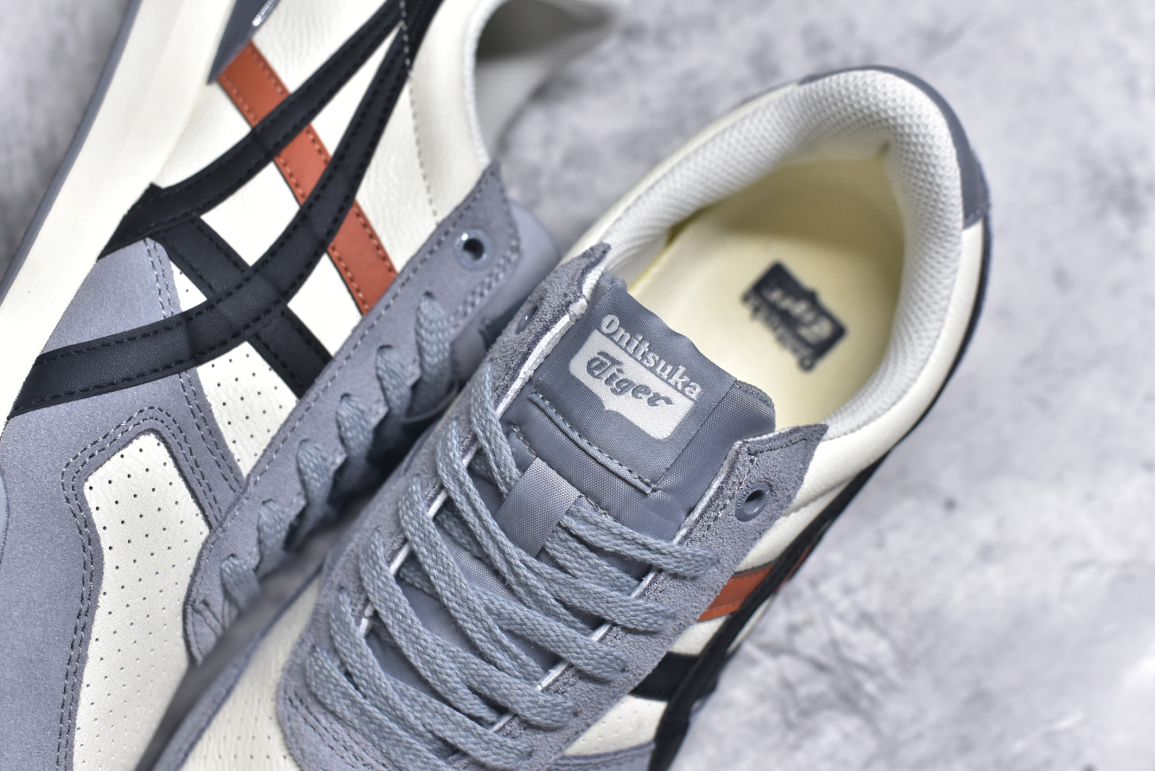 图片[9]-#Asics Onitsuka Tiger Ultimate 81 EX 亚瑟士终极系列低帮复古风百搭皮革休闲运动慢跑鞋 采用软质荔枝纹牛培皮鞋面材质 配置OrthoLite鞋垫 轻质Eva缓震组合耐磨橡胶外底 Onitsuka Tiger 鬼塚虎 ULTIMATE 81EX 1183C074 中性款运动鞋 鞋跟底部的缓震孔设计以及TPU后跟保护片强化稳定性 造就合乎新时代高性能运动鞋标准的现代鞋款 牛皮革鞋面 FLYTEFOAM Propel中底增强缓震性与回弹性 鞋跟处采用fuzeGEL缓震胶科技 强化缓震 OrthoLite鞋垫 进一步强化缓震Gel-Kayano超轻量专业运动慢跑鞋 货号：1183C074 尺码：35.5-45-选品中心