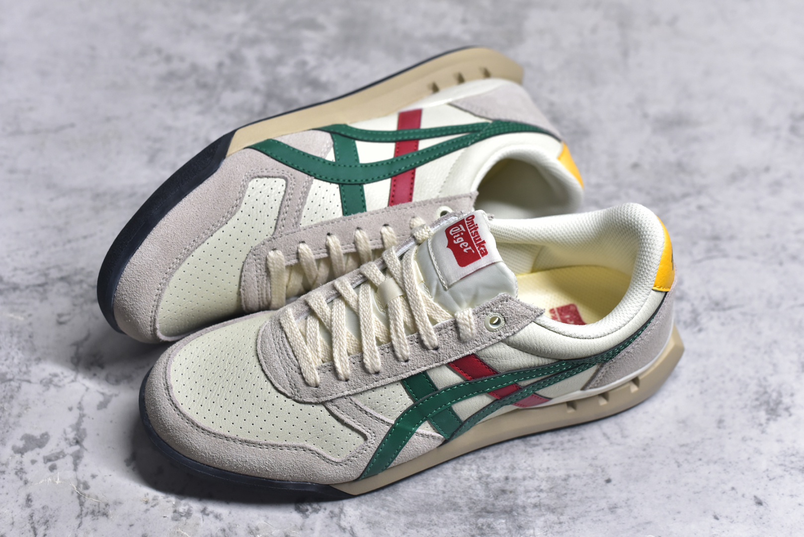 图片[7]-#Asics Onitsuka Tiger Ultimate 81 EX 亚瑟士终极系列低帮复古风百搭皮革休闲运动慢跑鞋 采用软质荔枝纹牛培皮鞋面材质 配置OrthoLite鞋垫 轻质Eva缓震组合耐磨橡胶外底 Onitsuka Tiger 鬼塚虎 ULTIMATE 81EX 1183B510 中性款运动鞋 鞋跟底部的缓震孔设计以及TPU后跟保护片强化稳定性 造就合乎新时代高性能运动鞋标准的现代鞋款 牛皮革鞋面 FLYTEFOAM Propel中底增强缓震性与回弹性 鞋跟处采用fuzeGEL缓震胶科技 强化缓震 OrthoLite鞋垫 进一步强化缓震Gel-Kayano超轻量专业运动慢跑鞋 货号：1183B510 尺码：35.5-45-选品中心