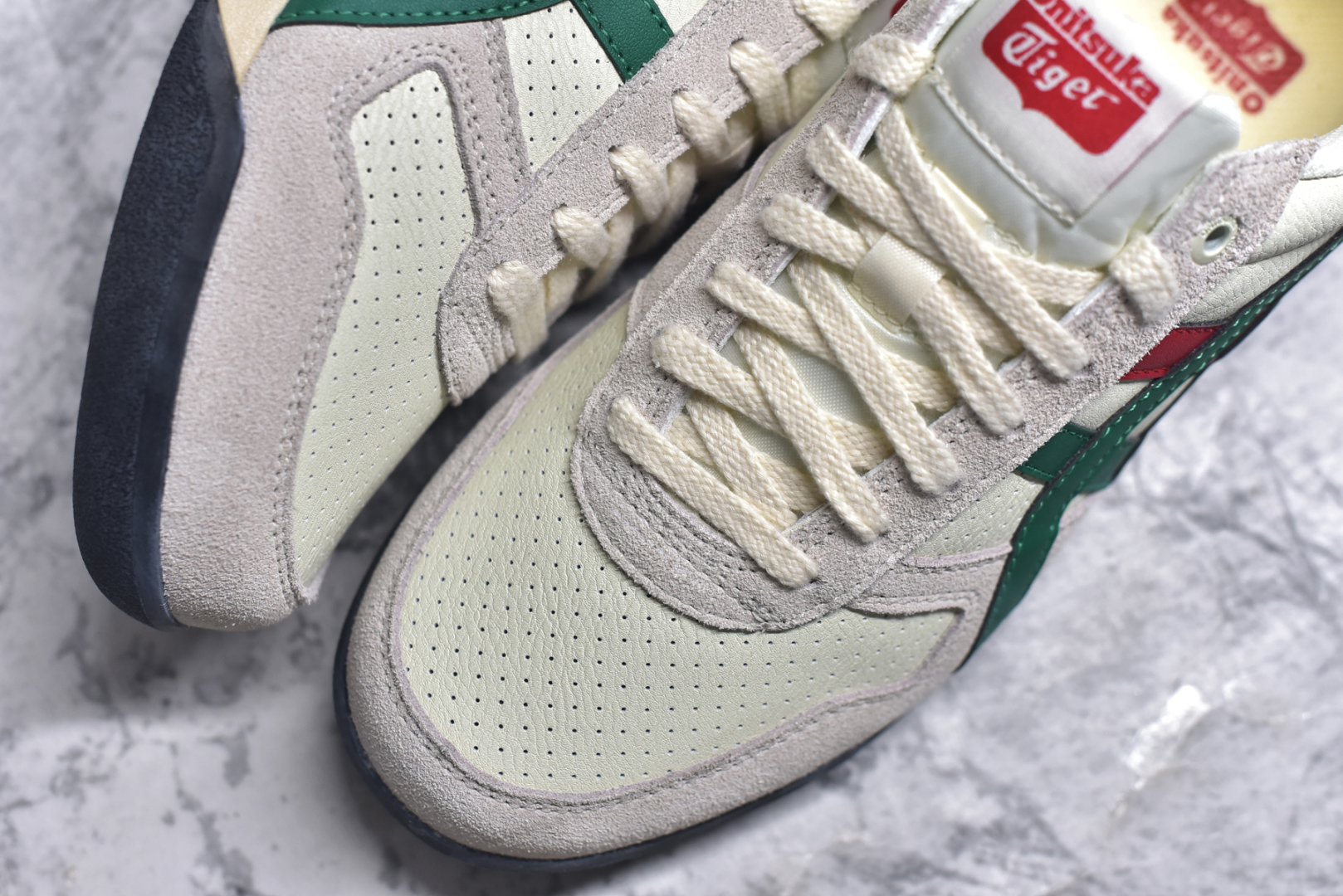 图片[8]-#Asics Onitsuka Tiger Ultimate 81 EX 亚瑟士终极系列低帮复古风百搭皮革休闲运动慢跑鞋 采用软质荔枝纹牛培皮鞋面材质 配置OrthoLite鞋垫 轻质Eva缓震组合耐磨橡胶外底 Onitsuka Tiger 鬼塚虎 ULTIMATE 81EX 1183B510 中性款运动鞋 鞋跟底部的缓震孔设计以及TPU后跟保护片强化稳定性 造就合乎新时代高性能运动鞋标准的现代鞋款 牛皮革鞋面 FLYTEFOAM Propel中底增强缓震性与回弹性 鞋跟处采用fuzeGEL缓震胶科技 强化缓震 OrthoLite鞋垫 进一步强化缓震Gel-Kayano超轻量专业运动慢跑鞋 货号：1183B510 尺码：35.5-45-选品中心