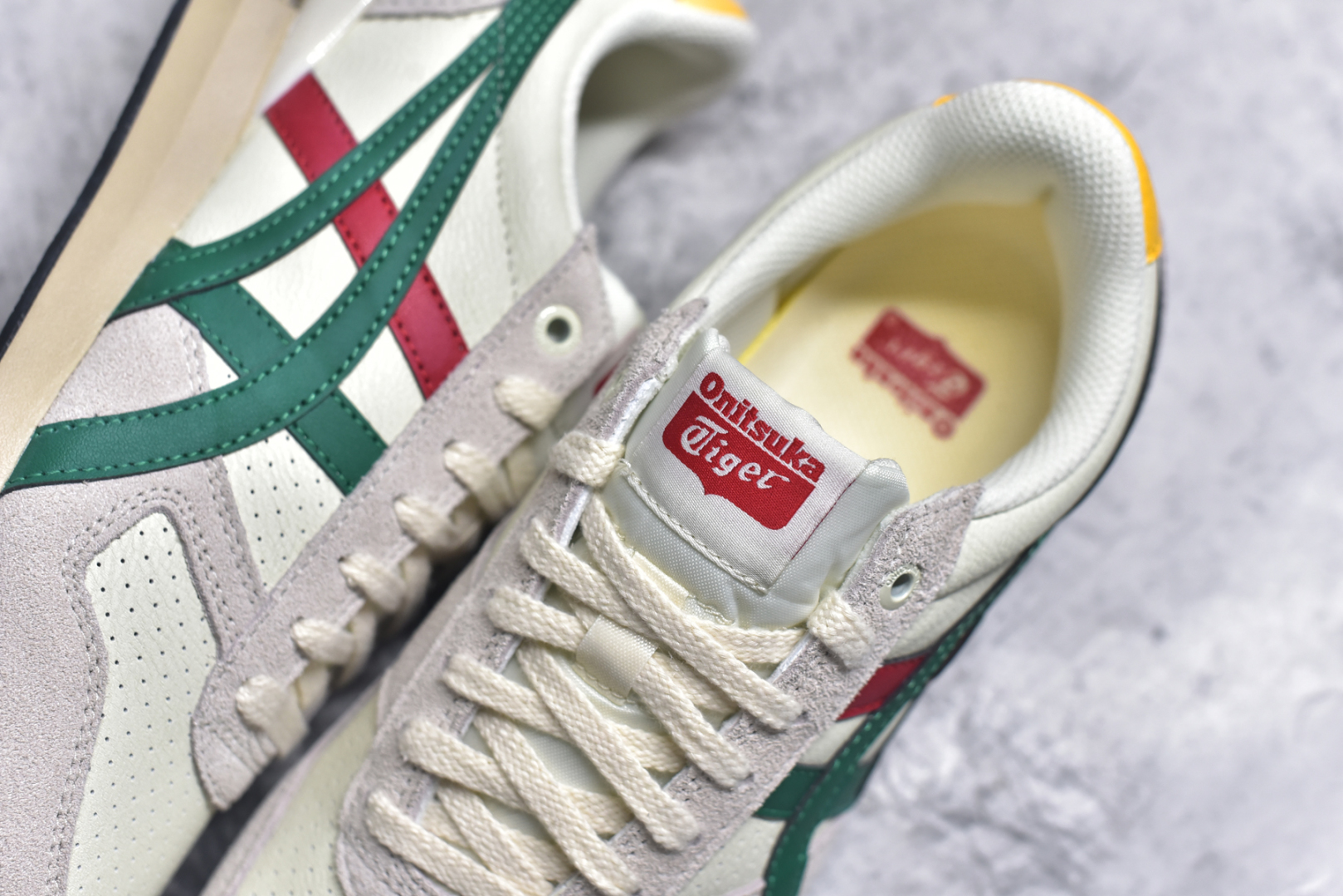 图片[9]-#Asics Onitsuka Tiger Ultimate 81 EX 亚瑟士终极系列低帮复古风百搭皮革休闲运动慢跑鞋 采用软质荔枝纹牛培皮鞋面材质 配置OrthoLite鞋垫 轻质Eva缓震组合耐磨橡胶外底 Onitsuka Tiger 鬼塚虎 ULTIMATE 81EX 1183B510 中性款运动鞋 鞋跟底部的缓震孔设计以及TPU后跟保护片强化稳定性 造就合乎新时代高性能运动鞋标准的现代鞋款 牛皮革鞋面 FLYTEFOAM Propel中底增强缓震性与回弹性 鞋跟处采用fuzeGEL缓震胶科技 强化缓震 OrthoLite鞋垫 进一步强化缓震Gel-Kayano超轻量专业运动慢跑鞋 货号：1183B510 尺码：35.5-45-选品中心