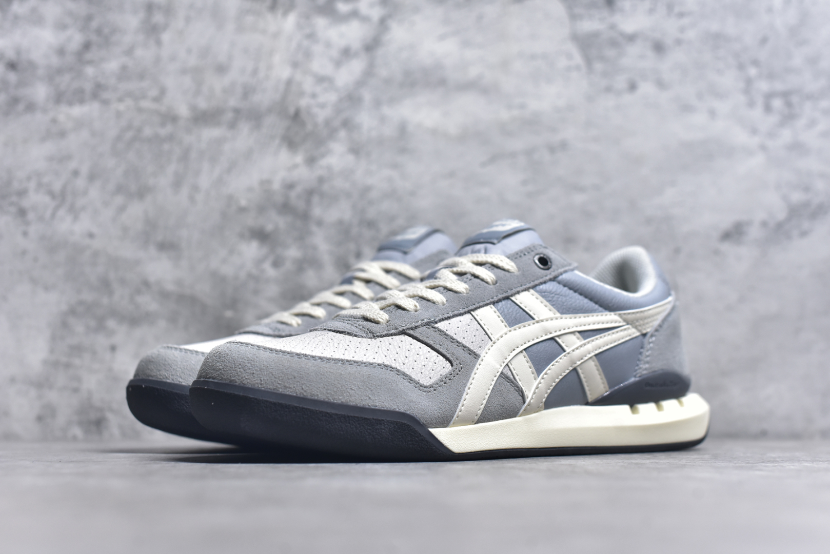 图片[2]-#Asics Onitsuka Tiger Ultimate 81 EX 亚瑟士终极系列低帮复古风百搭皮革休闲运动慢跑鞋 采用软质荔枝纹牛培皮鞋面材质 配置OrthoLite鞋垫 轻质Eva缓震组合耐磨橡胶外底 Onitsuka Tiger 鬼塚虎 ULTIMATE 81EX 1183C074 中性款运动鞋 鞋跟底部的缓震孔设计以及TPU后跟保护片强化稳定性 造就合乎新时代高性能运动鞋标准的现代鞋款 牛皮革鞋面 FLYTEFOAM Propel中底增强缓震性与回弹性 鞋跟处采用fuzeGEL缓震胶科技 强化缓震 OrthoLite鞋垫 进一步强化缓震Gel-Kayano超轻量专业运动慢跑鞋 货号：1183C074 尺码：35.5-45-选品中心