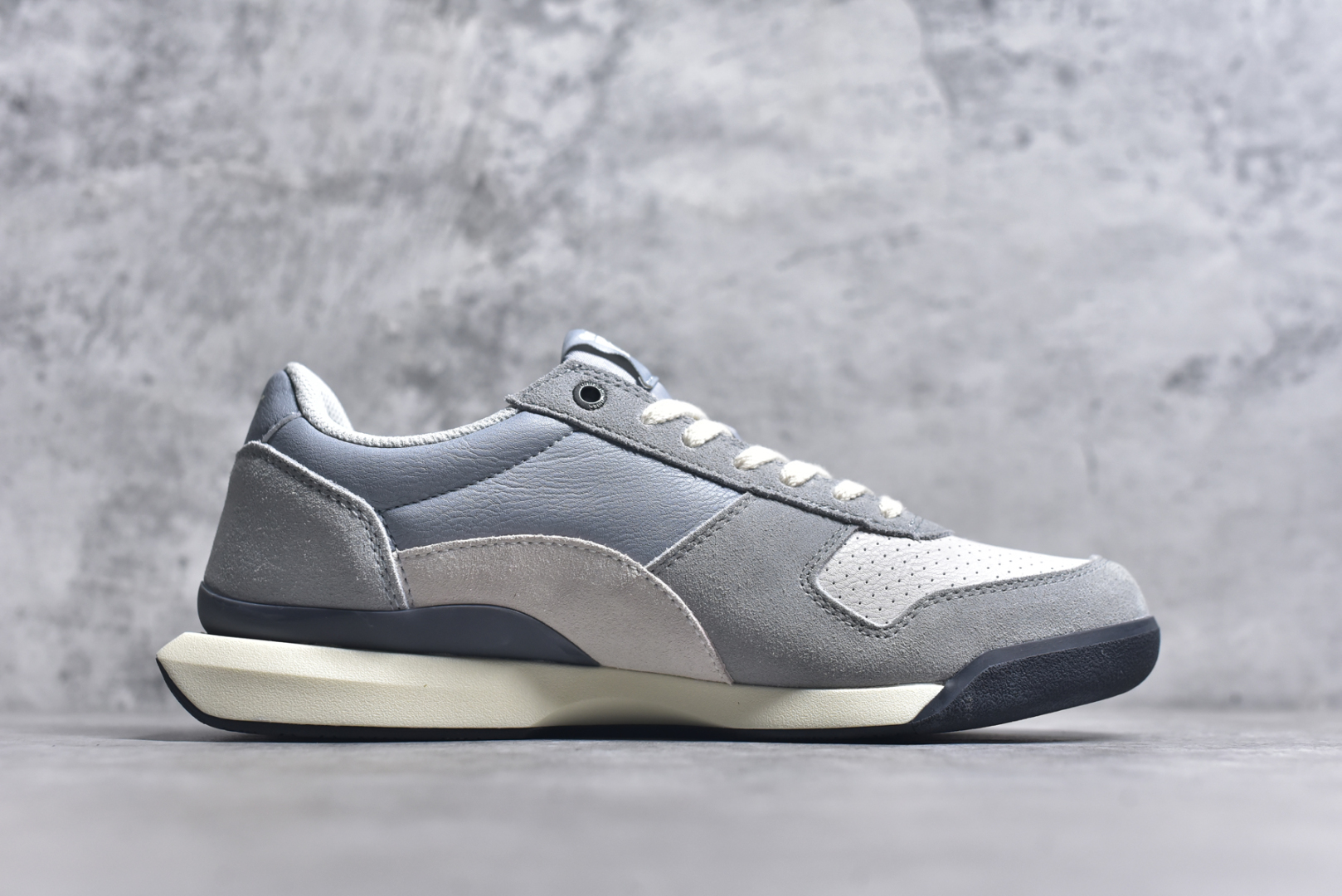 图片[3]-#Asics Onitsuka Tiger Ultimate 81 EX 亚瑟士终极系列低帮复古风百搭皮革休闲运动慢跑鞋 采用软质荔枝纹牛培皮鞋面材质 配置OrthoLite鞋垫 轻质Eva缓震组合耐磨橡胶外底 Onitsuka Tiger 鬼塚虎 ULTIMATE 81EX 1183C074 中性款运动鞋 鞋跟底部的缓震孔设计以及TPU后跟保护片强化稳定性 造就合乎新时代高性能运动鞋标准的现代鞋款 牛皮革鞋面 FLYTEFOAM Propel中底增强缓震性与回弹性 鞋跟处采用fuzeGEL缓震胶科技 强化缓震 OrthoLite鞋垫 进一步强化缓震Gel-Kayano超轻量专业运动慢跑鞋 货号：1183C074 尺码：35.5-45-选品中心
