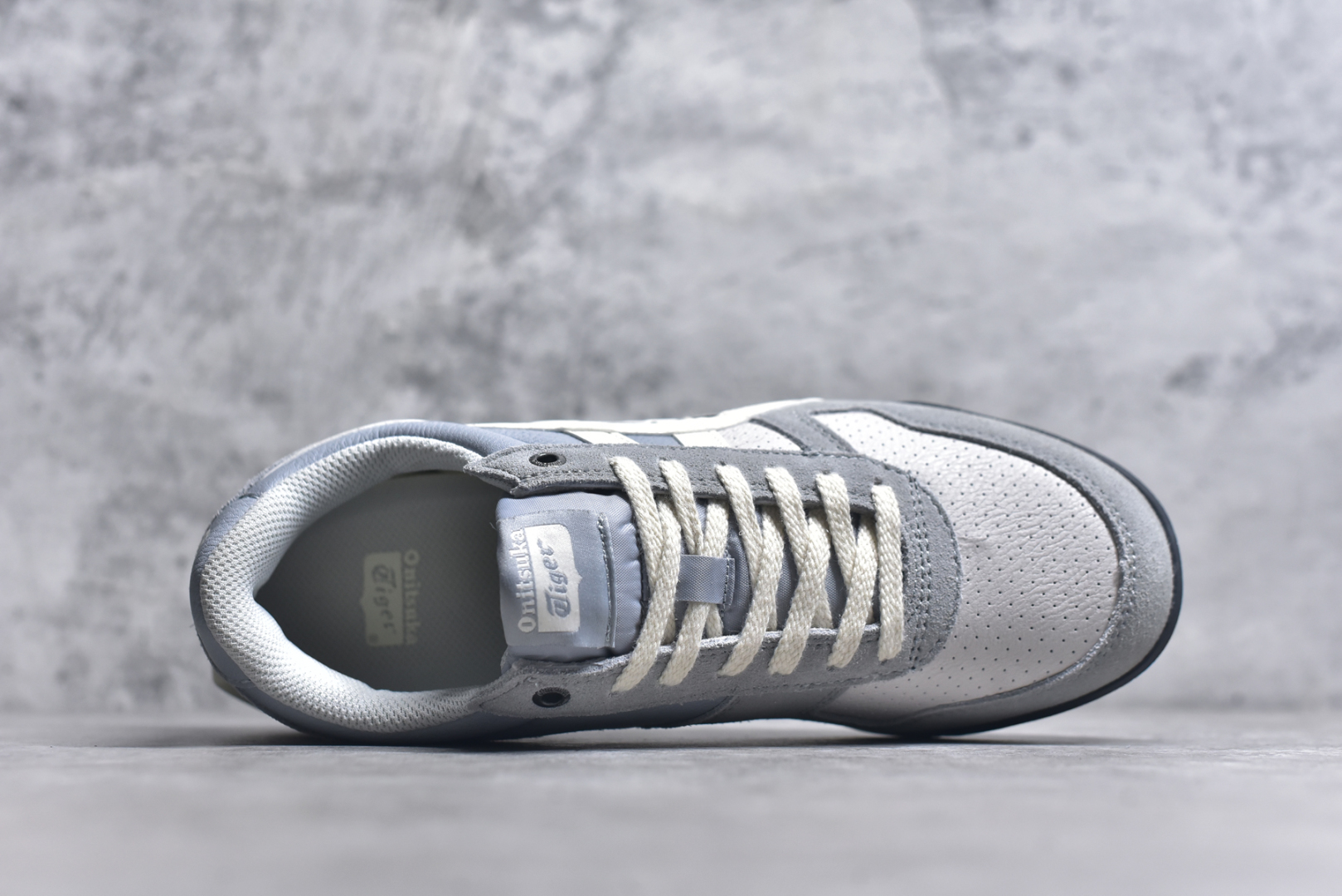 图片[4]-#Asics Onitsuka Tiger Ultimate 81 EX 亚瑟士终极系列低帮复古风百搭皮革休闲运动慢跑鞋 采用软质荔枝纹牛培皮鞋面材质 配置OrthoLite鞋垫 轻质Eva缓震组合耐磨橡胶外底 Onitsuka Tiger 鬼塚虎 ULTIMATE 81EX 1183C074 中性款运动鞋 鞋跟底部的缓震孔设计以及TPU后跟保护片强化稳定性 造就合乎新时代高性能运动鞋标准的现代鞋款 牛皮革鞋面 FLYTEFOAM Propel中底增强缓震性与回弹性 鞋跟处采用fuzeGEL缓震胶科技 强化缓震 OrthoLite鞋垫 进一步强化缓震Gel-Kayano超轻量专业运动慢跑鞋 货号：1183C074 尺码：35.5-45-选品中心